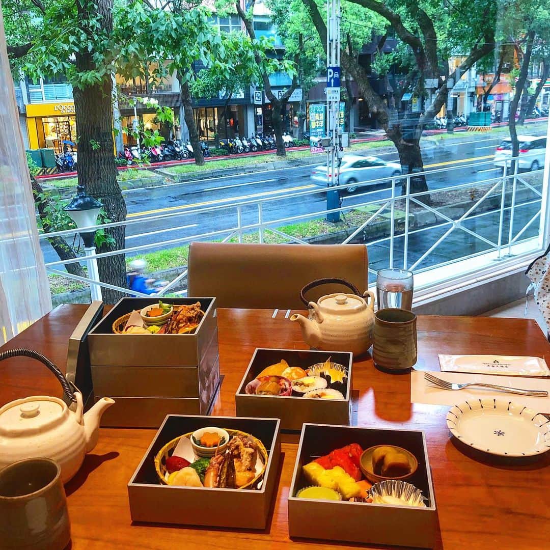 cieltripさんのインスタグラム写真 - (cieltripInstagram)「日本の味に恋しくなったら駆け込む場所。外国なのに気軽に日式アフタヌーンティーが食べられる台湾、有難いです。しかも美味しい❣️ ほぼ塩っ気で、スイーツ少なめなのも嬉しいです。  台湾のカフェだけのアカウント　@ciel.cafe  作りました😊 　　　こちらのアカウントの方は、引き続き、ホテルと旅（しばらくは台湾国内になりますが）の投稿中心で続けますのでよろしくお願いします！  #アフタヌーンティー #日式料理  #台北下午茶 #ホテルランチ #ホテルディナー #お重 #台湾生活 #台北グルメ #ティータイム #台湾美食 #中山站美食 #老爺酒店 #nikkohotel #愛台灣 #中山區美食 #台北甜點」7月8日 21時30分 - cieltrip