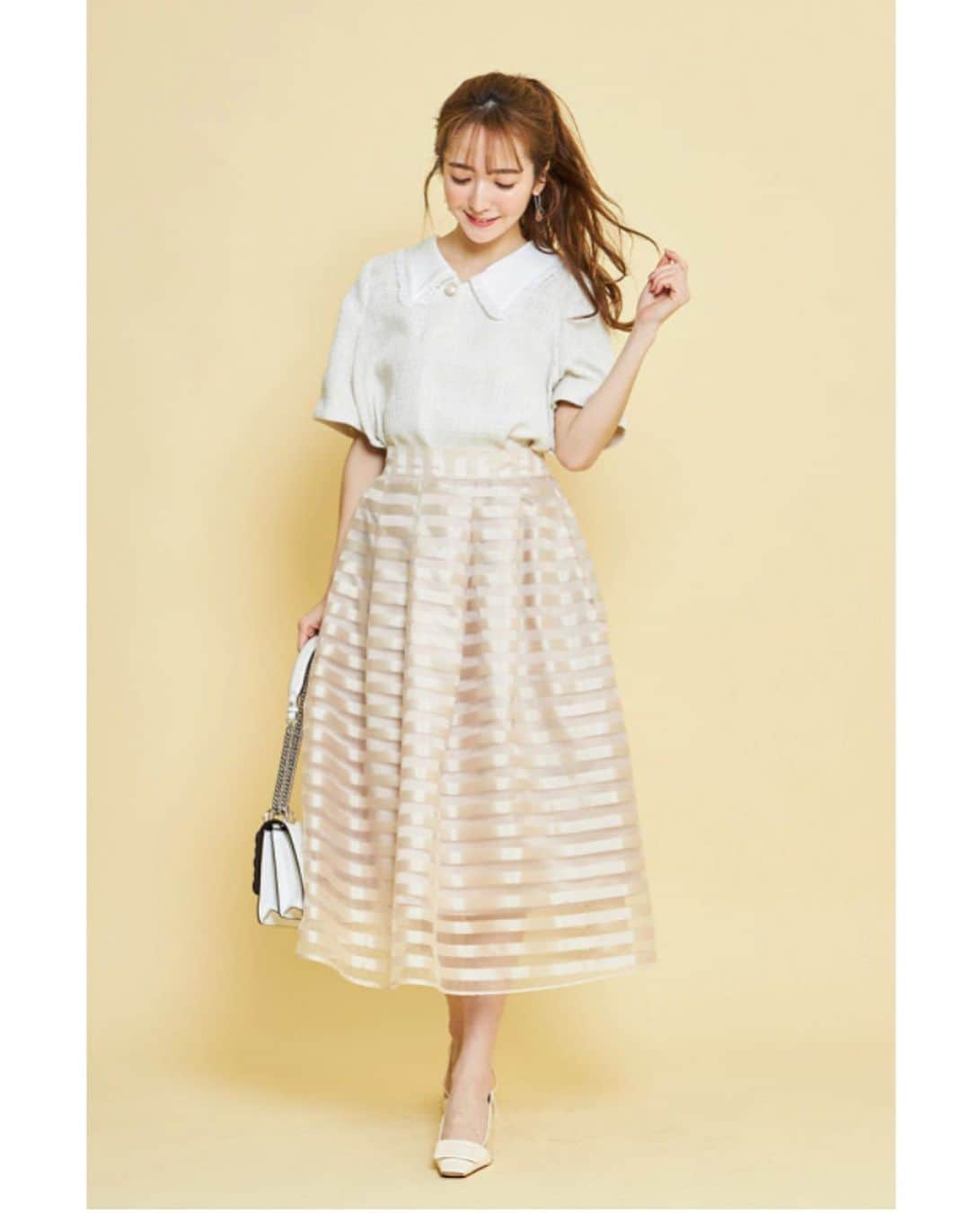 平木愛美のインスタグラム：「はぁ。現場のあたたかさが、本当にしあわせだなー。（ ｉ _ ｉ ）💓👼  本日は @tocco_closet   スタッフさんがたと皆で早朝からのスタートなのですが🌙🌞 朝ロケバスさんがピックしてきてくださるおにぎりがまた、しあわせなのです。⚪️おにぎりって好き〜〜。なんか優しいよね。おうちでさっと握るのも好き。  わたしはたらマヨ、ゆかり納豆、あとこの頃は梅。が好き！ みんなはおにぎり何派ですか？」