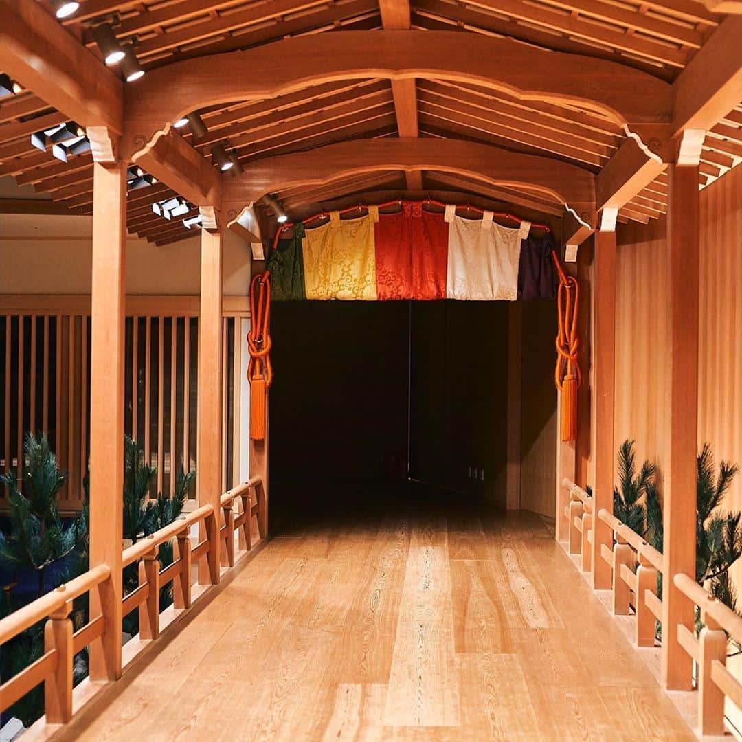 ヨシオクボさんのインスタグラム写真 - (ヨシオクボInstagram)「日本には昔から宮大工という素晴らしい職業がある 木と木を合わせ、釘などの補強金具を使うことなく建物を建てるという 日本には美しい建築が沢山あり、角度を変えて見た方を変えるとまた違う世界が見える  #yoshiokubo  #pfwm」7月8日 21時32分 - yoshiokubo
