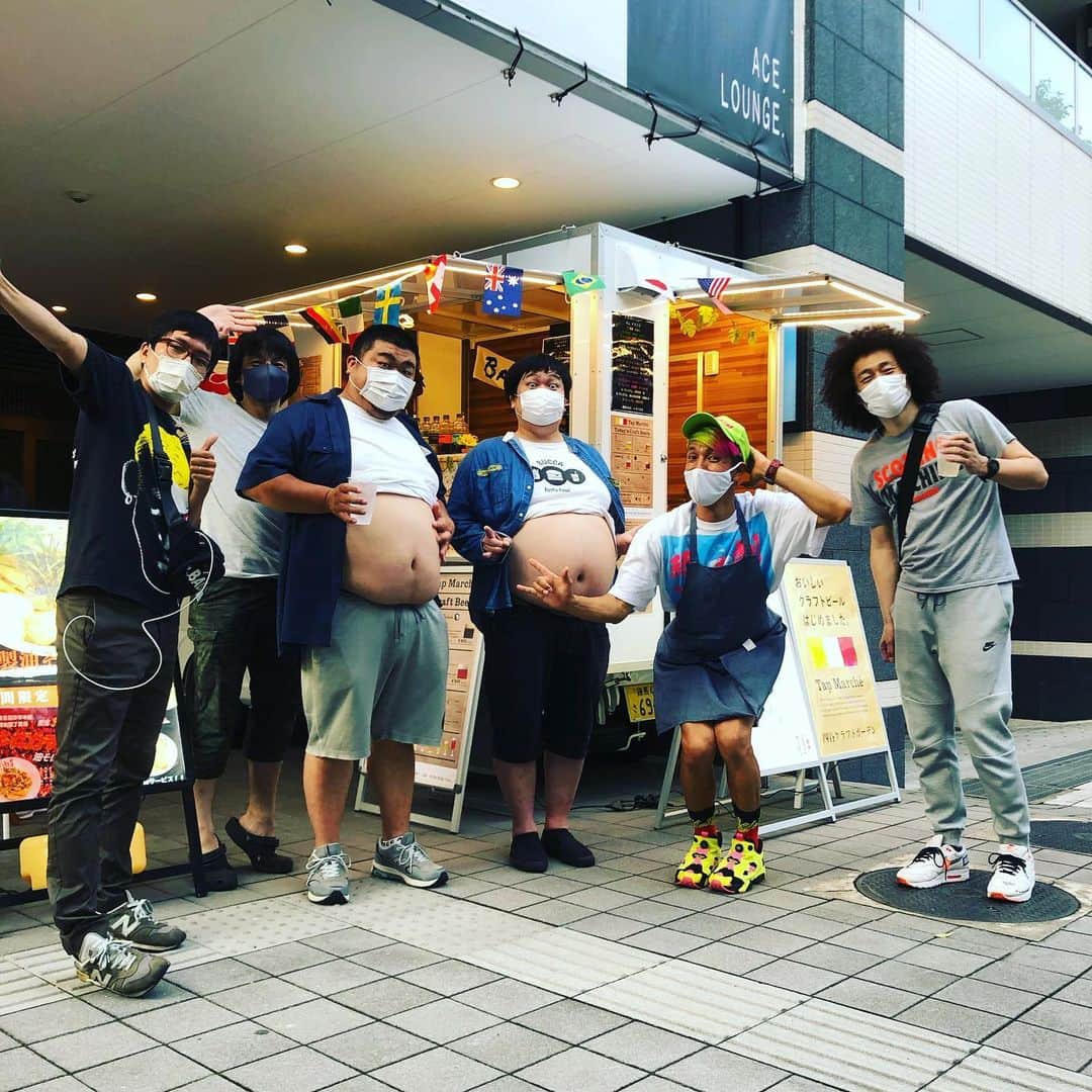 ツネ さんのインスタグラム写真 - (ツネ Instagram)「今日は新宿コメディクラブのメンバーが来てくれてますーっっ！！ こんなみんなで来てくれて嬉しいーなぁー！！ ホットヒーヒー決めちゃう！！ It's entertainment！！  #キッチンカー #新宿コメディクラブ #ホットヒーヒー」7月8日 21時33分 - happyman0812