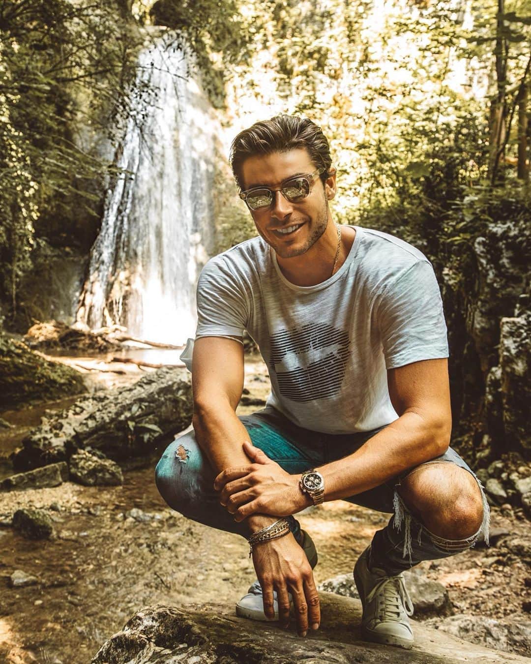 アンドレア・デンバーのインスタグラム：「Breathing the beauty of nature and regenerating myself with its sounds 🌲🌊🏔   Respirare la bellezza della natura e rigenerarsi  con i suoi suoni.. (La mia versione di “Chiare, fresche e dolci acque” di Petrarca 😂) 🌲🌊🏔 📸 @gabrielegriseri」
