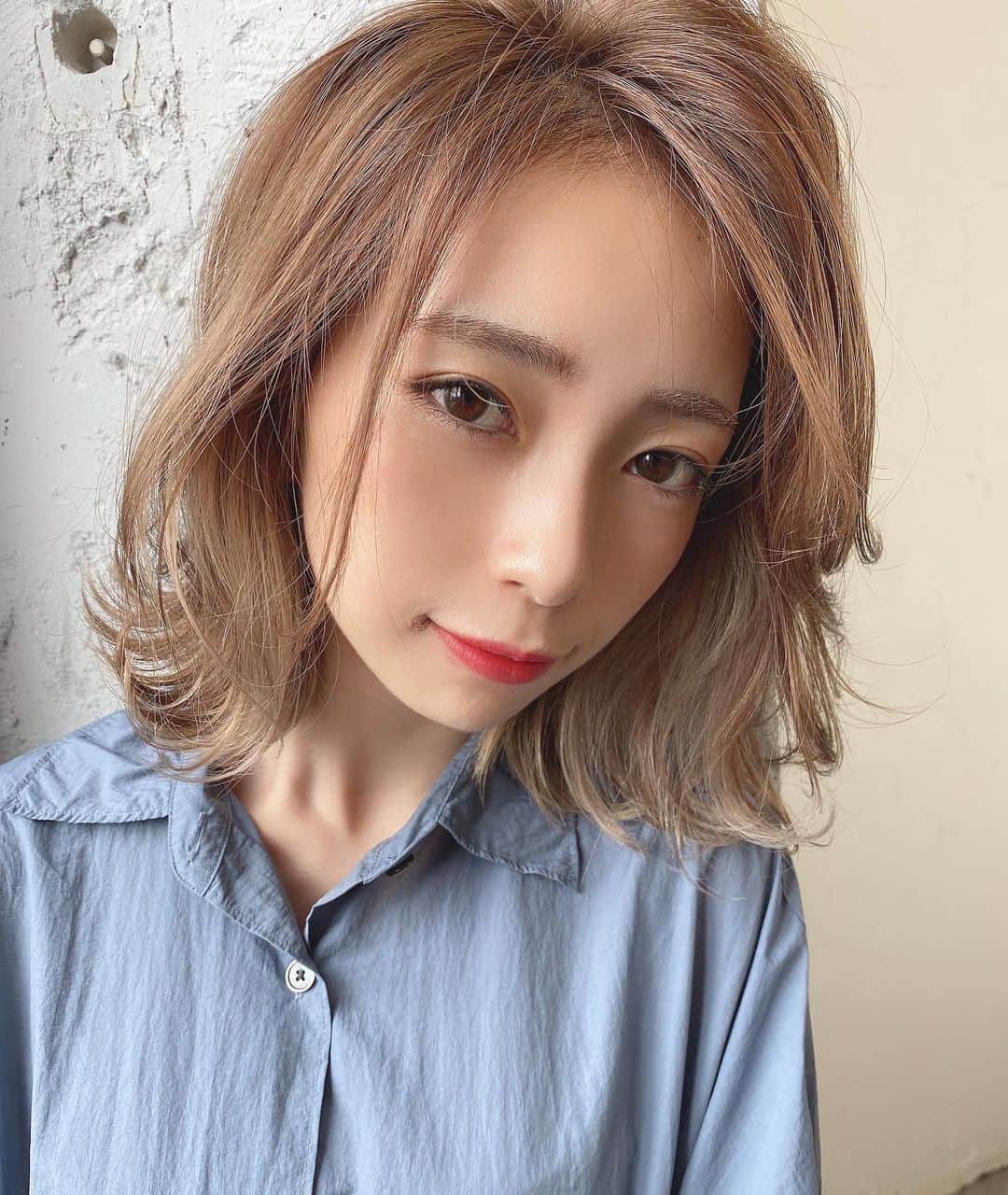 塩川裕美のインスタグラム：「🐥🐥🐥 . . . . #福岡美容室 #天神美容室 #サロンモデル #ボブ #ミディアムボブ #ミディアムヘア #インナーカラー #低身長女子 #前髪なし #作品撮り #福岡サロモ #外はねボブ #hairstyle #レイヤーミディアム」