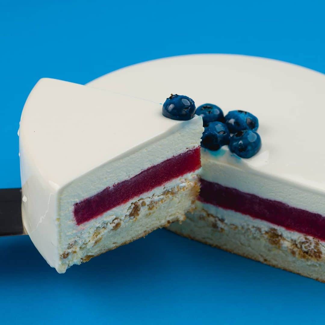 オリガ・ノスコワのインスタグラム：「🍰 Strawberry & Jasmine . 💙💙💙 . . #olganoskova #noskovacake #noskovaonline #pastryschool #cake #art #onlinecourse #pastry #moscow #ufa​ #mirrorglaze #foodporn #food #showcake #pastrychef​ #glaze #ольганоскова #торт #тортыназаказ​ #тортыуфа#cakes​ #masterclass#recipe#artist#confeitaria#bolo#receita」