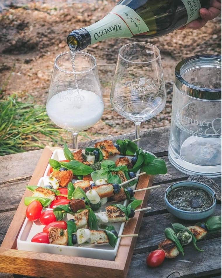 Mionetto Prosecco Suomiさんのインスタグラム写真 - (Mionetto Prosecco SuomiInstagram)「Mionetto Prosecco DOC Vino Biologico Extra Dry ​. ​Proseccon menestykseen maailmanlaajuisesti on vaikuttanut Glera- rypälelajike, josta saadaan raikasta ja helposti lähestyttävää kuohuviiniä moneen makuun. Mionetton tasapainoisen luomuproseccon rypäleet tulevat sertifikaatin saaneilta viinitarhoilta Vazzolan kylästä Italian Trevisosta. Biologico Proseccon tunnistaa luomulle sopivasta vihreästä ulkoasusta, jota koristaa Mionettolle ominainen oranssi. Pirteän hapokas viini sopii aperitiiviksi, pikkusuolaisille, salaateille, kasvisruoille sekä vähärasvaiselle kalalle. 🌿🥂🌿  Ruokasuositus: aperitiivi, pikkusuolaiset, salaatit ja kasvisruoka, vähärasvainen kala ​. ​Kuva: @beachhousekitchen  ​. #luomu #vazzola #madeinitaly ​#mionettoprosecco #kuplivamionetto #viini #kuohuviini #kuplivaa」7月9日 3時02分 - mionettoproseccofinland