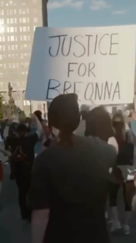 カイリー・アービングのインスタグラム：「We will claim justice through collective action. Tune into #sayhername: Breonna Taylor feature on PlayersTv at 7pm EST to hear what YOU can do to support.」