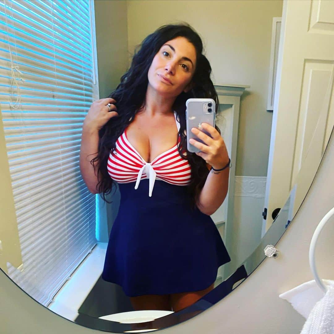 ディーナ・ニコール・コルテーゼのインスタグラム：「Vintage.. no makeup with a side of curve  please 😘⌛️」