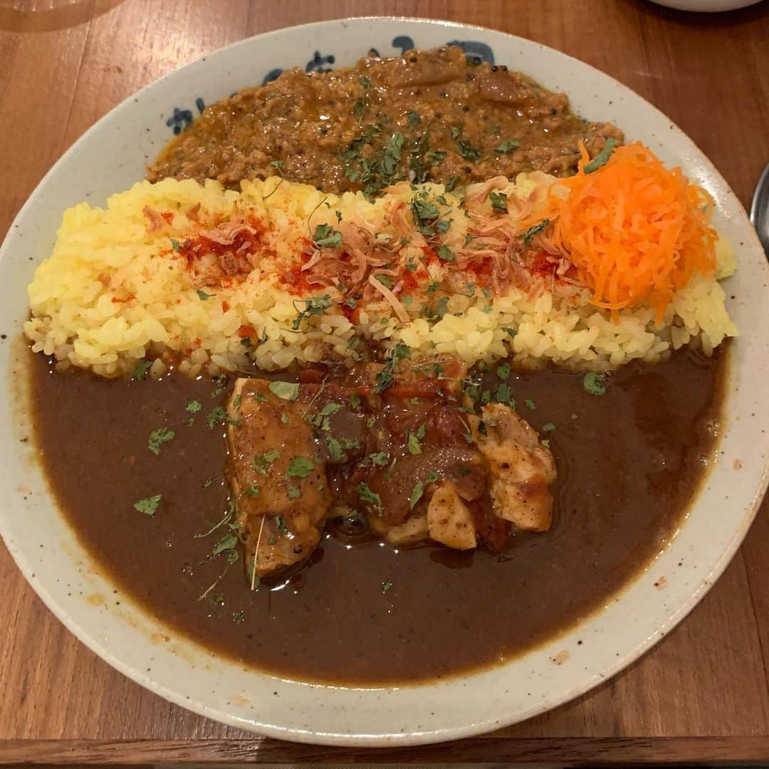 松田岳二さんのインスタグラム写真 - (松田岳二Instagram)「カレーの店 八月へ。テイクアウトばかりだったので初めて店内で頂きました。美味しいカレーを食べ終えたら可愛い絵が出てきた。素敵なお皿！ 帰るときに曽我部くんのレコードポップ本を頂いてパラパラとめくっている。こういうお店、本当に良いなぁ。曽我部くんありがとう。」7月8日 21時42分 - cbsmgrfc