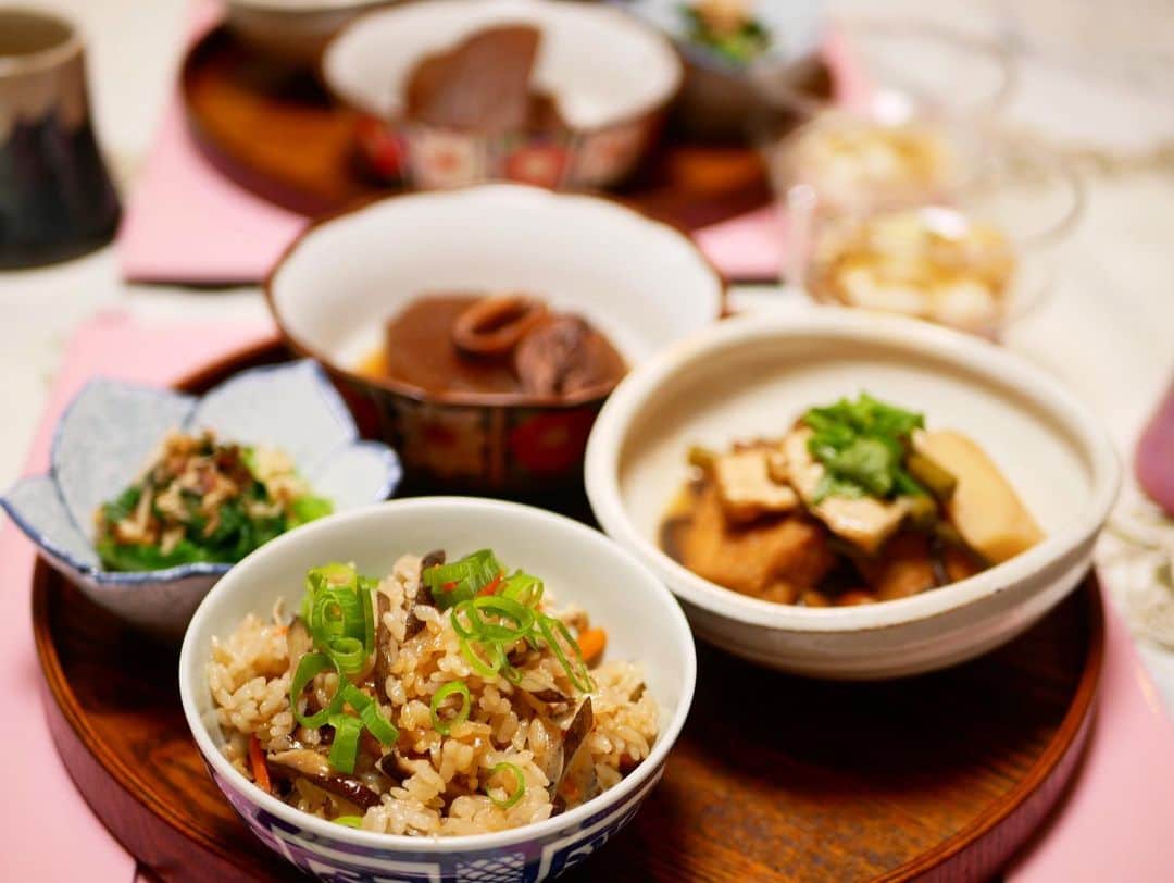 倉岡生夏のインスタグラム：「茶色いけど美味しい和食レッスン⭐️ ・ ・ ・ 和食のリクエストレッスンのメニュー⭐️ リクエストレッスン気軽にお声掛けください💓 ・ ・五目炊き込みごはん ・山菜の煮しめ ・白玉団子　きなこ黒蜜がけ ・小松菜のお浸し ・白菜の浅漬け　写真映りそびれw ・私がつくった大根とイカの煮物 ・ ・ ・ 炊き込みごはんも、おかずと食べるので味薄めですよ⭐️ 山菜の煮しめは郷土料理でレシピブログにも載せてます❣️ ・ 炊き込みごはんのレシピアップしますね^_^ (プロフィール欄から飛べます) ・ ・ ・  お祝いメッセージありがとうございます😊 今から返信させていただきます💓 ・ ・ ・ ・ ・ #和食ごはん  #デリスタグラマー #炊き込みごはん #愛され料理 #クッキングラム #レシピ #ごはん記録  #おうちごはん記録  #delistagrammer  #washoku  #japanesefood #白玉 #郷土料理 #浅漬け」