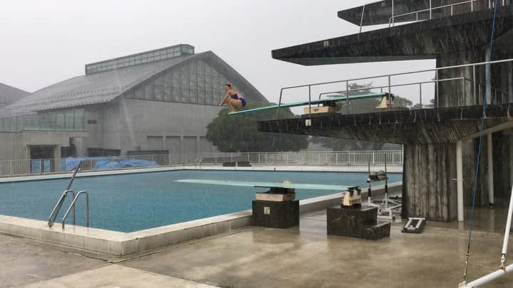 のインスタグラム：「- 雨ニモマケズ 風ニモマケズ 🍂 - (先生は建物の中…😐) - 練習環境は決して良いとは言い難いけど、この状況になってできる環境があることに感謝が止まらない🙏🏻 - #雨の日の方が調子良い説 #この後テントが舞う #生粋の外っ子 👧🏽」