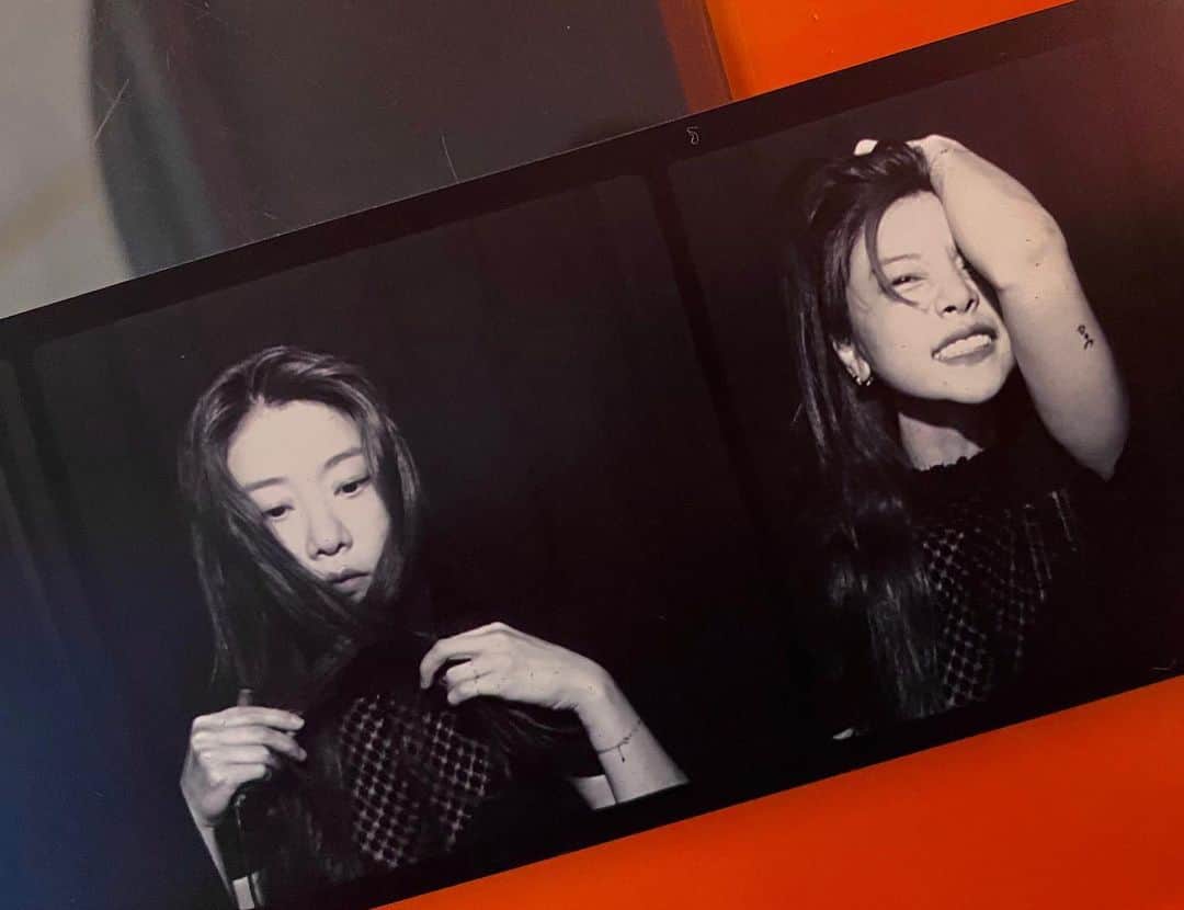 ソジン のインスタグラム：「두근두근🌼 곧 핸드폰 가까이에 있어야 할거야.」