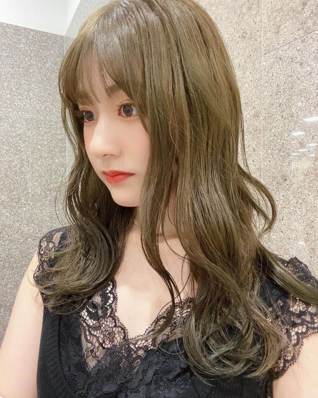 加藤美南のインスタグラム：「メリーメロンに染めました🍈 アッシュっぽくしたいので緑色を入れてもらってます❤︎ #カラー#メリーメロン#アッシュカラー」