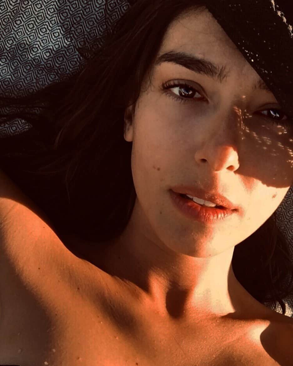 Stella Egittoのインスタグラム：「Ma Ariel secondo voi, l’ ha mai compreso come si usa quel famoso arricciaspiccia ? #🧜🏼‍♀️ . . . . . #diariodibordo #ritratto #ariel #nowhere」