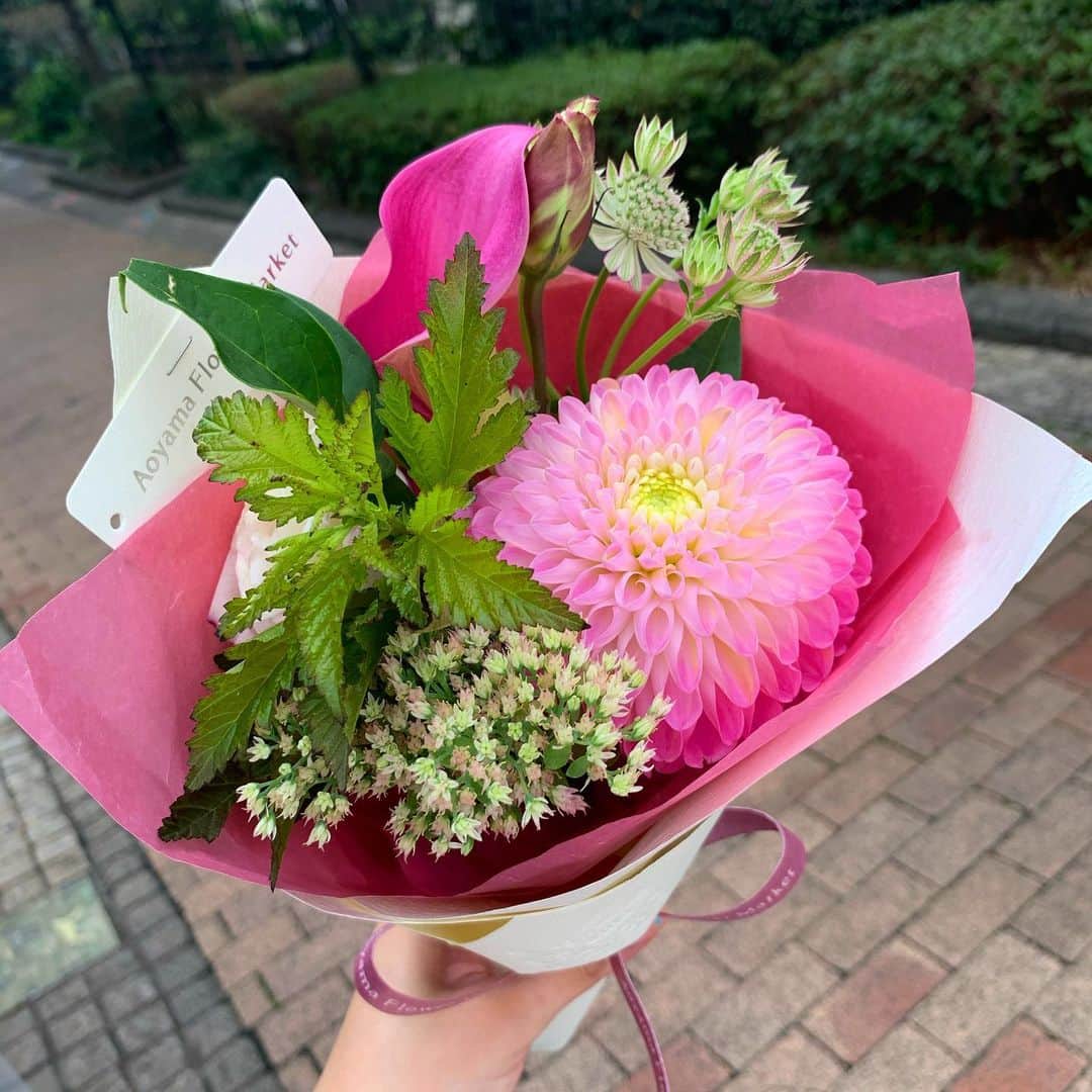 新原愛加さんのインスタグラム写真 - (新原愛加Instagram)「. どんより天気にうれしいプレゼント💐 かれんありがとう❤︎❤︎❤︎ @kareenpq」7月8日 21時56分 - niihara_mnk