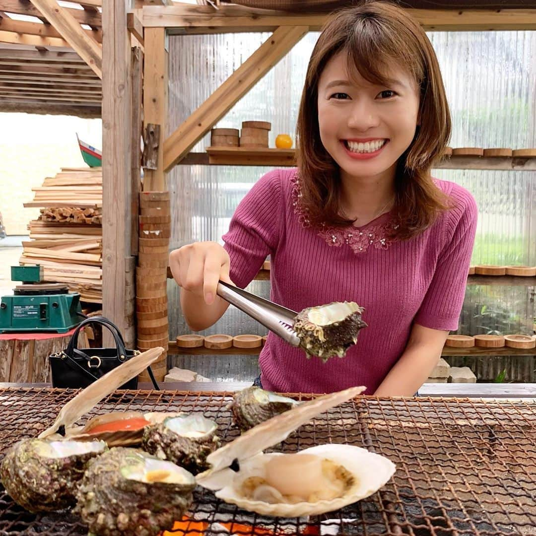 河谷麻瑚さんのインスタグラム写真 - (河谷麻瑚Instagram)「. 先日、穴水町にある【なぎさガーデン】へ サザエを食べに行ってきました🥰❤️ . 2年前に中継でお世話になったお店です！ やっと、改めて訪問できました🥰 . サザエを食べたい！ しかも、炭火で焼きたい！🥺 という思いで、お店へ🤩💗 大きくて立派なサザエがたーーくさん！ 本当に美味しかったです😊❤️ . 目の前には、美しく穏やかな七尾湾が広がっています🌊 ロケーション最高です！ ありがとうございました🥰 . . #サザエ#浜焼き#夏#穴水町#なぎさガーデン#なぎさgarden #刺身定食#石川テレビ#アナウンサー#河谷麻瑚 . . 昨日のマスク論議、 みなさまありがとうございました！笑 いろんな意見がありましたねー🤓 パ○ツに見えたとしても、 マスクはマスク！！🔥 今後もめげずにつけていくことにしました！笑🙇‍♀️ ありがとうございます！」7月8日 21時58分 - makokawatani