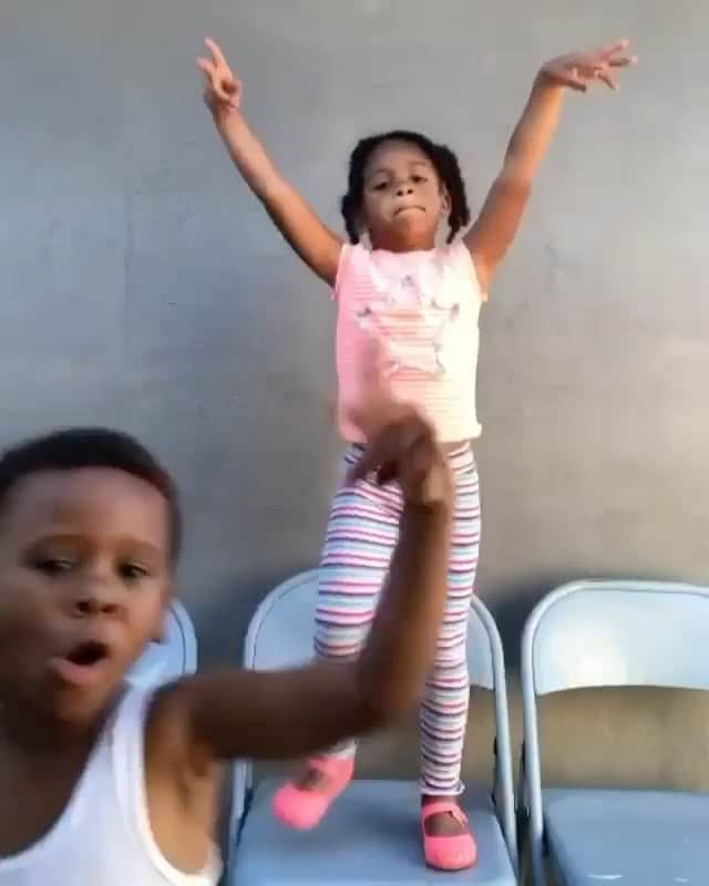Paul Octaviousのインスタグラム：「👏🏾this👏🏾energy👏🏾all👏🏾dayyyyyyyyy👏🏾👏🏾👏🏾👏🏾👏🏾👏🏾👏🏾👏🏾👏🏾 now imagine the little girl in back is me and the front is my sisters 😂❤️  Video by @saayyladieee 😂😍」