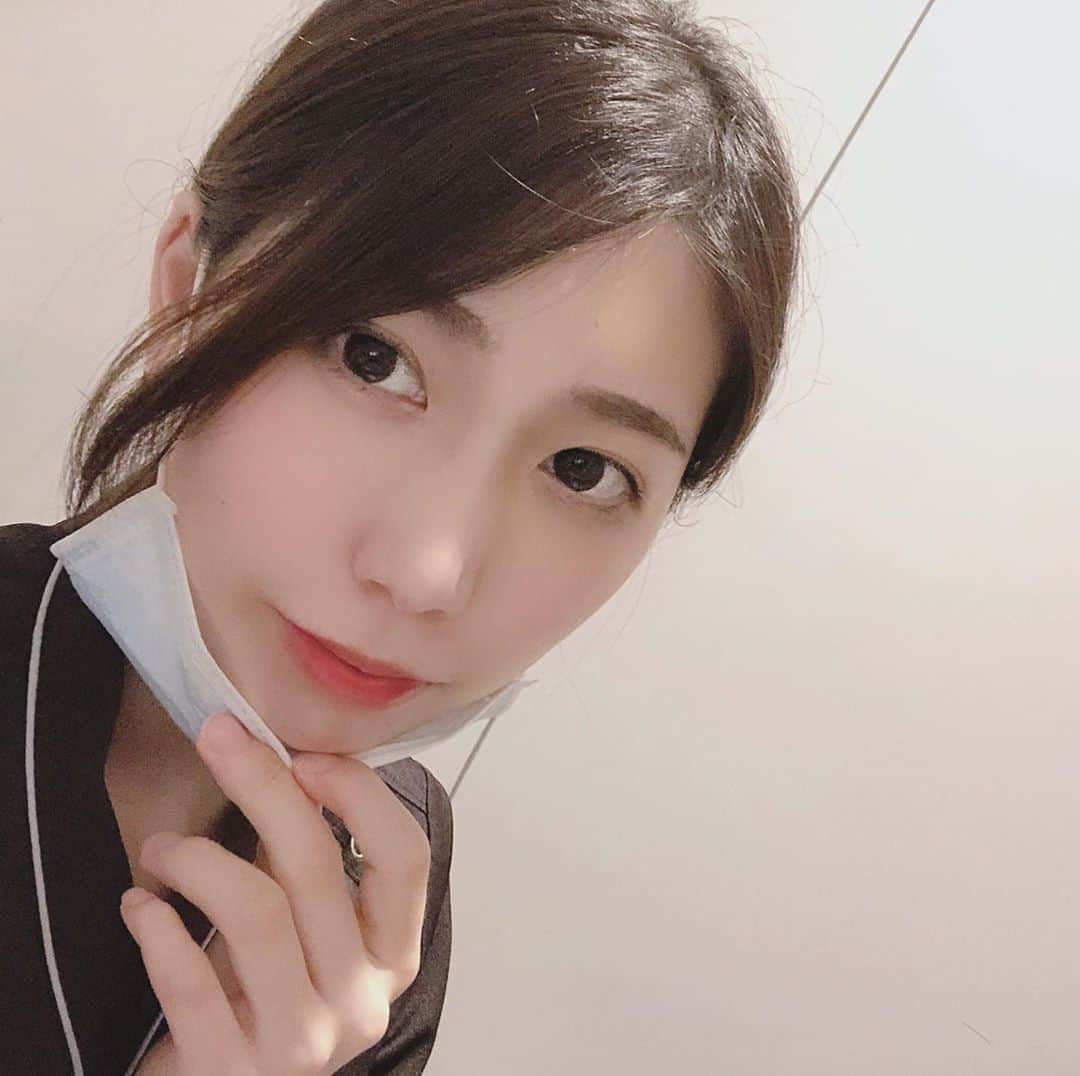 のインスタグラム：「お仕事終わり 学びの日々です📕✒️ 医療人として爪は短く！！ 今は暑いのでスクラブ派！！  #研修医 #女医 #医師 #お仕事 #勉強 #スクラブ #医療 #doctor #study #의사 #医生 #여의사 #東京 #tokyo #medical #ビジョラボ #ビジョスタ」