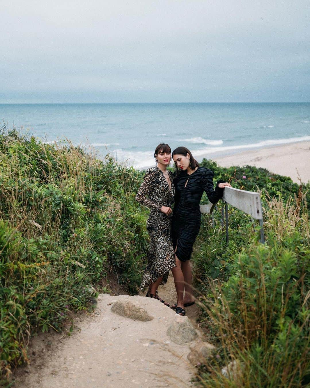 ナタリー・スアレスさんのインスタグラム写真 - (ナタリー・スアレスInstagram)「Out at the end of the world. @dylanasuarez #SUAREZSISTERS 🖤🦞🌊」7月8日 22時00分 - natalieoffduty