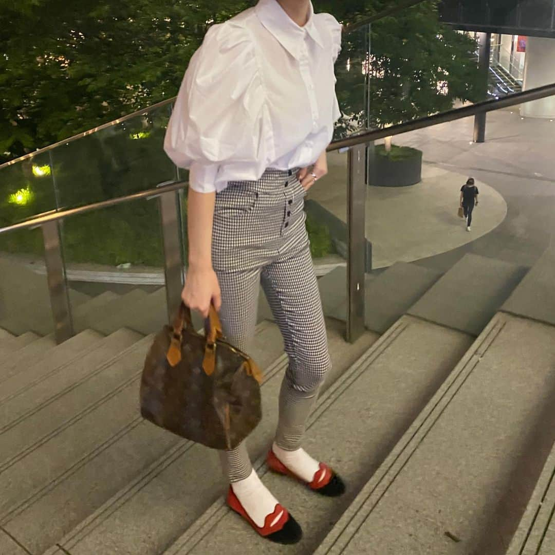 YUYUさんのインスタグラム写真 - (YUYUInstagram)「New blouse〰️ 7/10- 🥣💘 ちょっと前まで,楽なのにこなれ感がでる ゆるっと三つ編みハマってたなあ!👵🏻 （3枚目 サイドの髪の毛はウェーブ巻にするのがこだわりでした✌🏻 . カフス太めなのが上品さ倍増させる新作ブラウス...🥣萌 シンプルなショートパンツにローファー合わせたい..! . . blouse : @bibiy_official 7/10 New in! pants : @bibiy_official 8月中旬発売予定」7月8日 22時11分 - yuyukmt