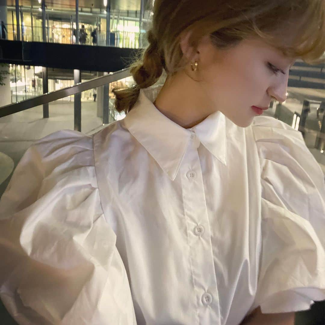 YUYUさんのインスタグラム写真 - (YUYUInstagram)「New blouse〰️ 7/10- 🥣💘 ちょっと前まで,楽なのにこなれ感がでる ゆるっと三つ編みハマってたなあ!👵🏻 （3枚目 サイドの髪の毛はウェーブ巻にするのがこだわりでした✌🏻 . カフス太めなのが上品さ倍増させる新作ブラウス...🥣萌 シンプルなショートパンツにローファー合わせたい..! . . blouse : @bibiy_official 7/10 New in! pants : @bibiy_official 8月中旬発売予定」7月8日 22時11分 - yuyukmt