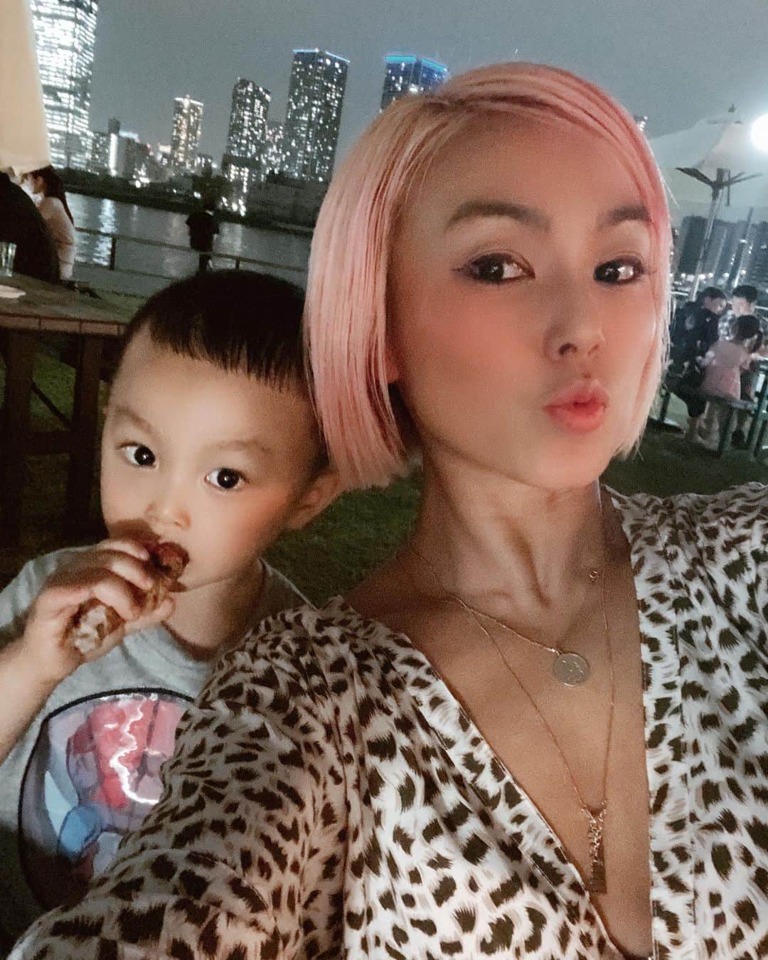 Nazukiのインスタグラム：「❤️𝓜𝔂 𝓼𝓸𝓷 ❤️﻿ ﻿ 最近は、ちゃんと会話もできるようになり、ママの言ってる事も理解できて、毎日のレンとの会話が楽しい💕💕﻿ ﻿ ママーだいしゅき❤️﻿ ママー大丈夫？？😭﻿ ママー持ってあげるね😂﻿ ママーがいい🤣﻿ ﻿ 頼りがいもあり、甘えん坊﻿ sweet boy❣️﻿ ﻿ #myson #babyboy #2yearsold﻿ #mamalife #mama #シンママ﻿ #息子　#2歳男の子﻿ #男の子ママ」