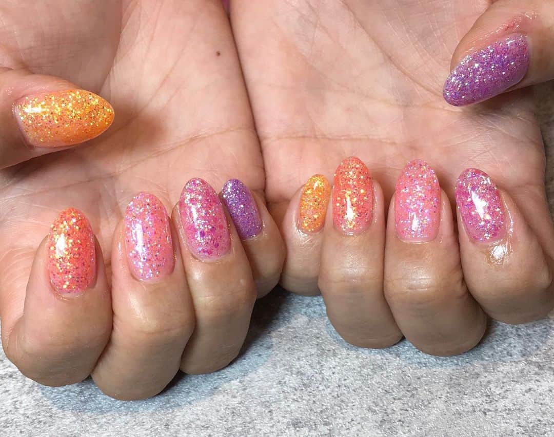 佐伯三貴のインスタグラム：「カラフルラメネイル💅❤️❤️  #nail#colorfulnail#newnail #カラフルネイル#ラメネイル #キラキラネイル  @mauve_nail  いつもありがとうございます❤️」