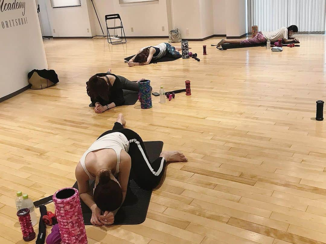 大桃美代子さんのインスタグラム写真 - (大桃美代子Instagram)「I learned a new stretch 🇬🇧  我学到了新的延伸🇨🇳  새로운 스트레칭을 배웠습니다🇰🇷  コロナ禍で運動不足になっていたので、  かわいい相沢まきちゃんを誘ってストレッチへ。  筋膜リリースと言う、身体メンテナンスに重要なストレッチをグループレッスン。  ソーシャルディスタンスとマスクでレッスン。  ジムも今はこんな感じなんですね。  （集合写真だけマスクを外す😷）  ミスインターナショナルやヨガインストラクターなど、  すっんばらしいースタイルの方と一緒でした。😍  ヨガウェアも素敵🩱  体型をみると「必要ないんじゃないですか？」  と言いそうになります。🤣  綺麗なひとほど、美のメンテナンスをするんですよね。。😅  imphyグッズの開発者の森平さんにレクチャー受けながら二時間ビッチリ教えてもらいました。 🤩  弓みたいな形の全身カッサは身体の隅々まで使える。。  これはいい😍😍  今後はzoomで講習もあるらしい。  このグッズ、日本一イケメン俳優の山◯が、  インスタで紹介して在庫切れとか。。  流石です。😚😚  カラーも様々。  ストレッチを習慣にしたいから、まずは形から入ります。  山◯さんと一緒😍  インスタ見てみて〜。  イケメンは地球を救います。🤣  7／9日のブログにもアップしています。  プロフから飛んでくださいね。  #ストレッチ#筋膜リリース#大桃美代子#ジム#アスリート#ミスユニバース#ヨガ講師#ヨガ　@imphy#美人塾#ヨガベラ#ヨガベラジャパン#勝つか学ぶか#パーソナルファンデーション#コーチング#スッピン#老けてたまるか#山Ｐ#スマイル大使#マッサージ#フォームローラー#backjoy #massage#streching #strech#strechball#免疫力アップ#スポーツオーソリティー幕張新都心店  ＠スポーツオーソリティー　#2020リスタート#バックジョイ」7月8日 22時06分 - miyoko_omomo