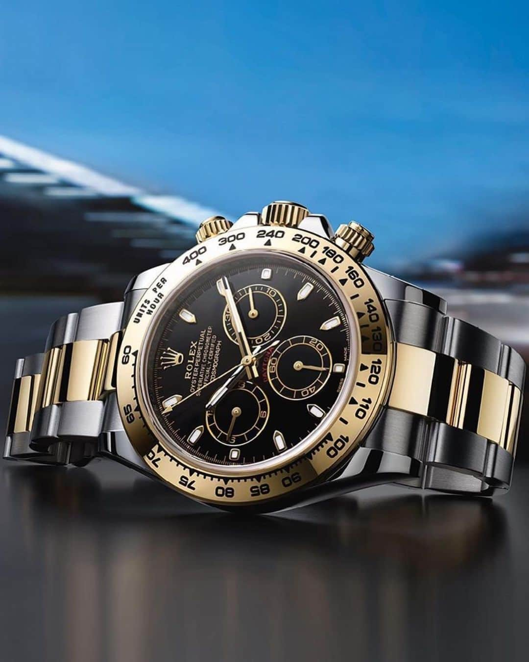 Daily Watchさんのインスタグラム写真 - (Daily WatchInstagram)「A two-tone @Rolex Oyster Perpetual Cosmograph Daytona. Designed for racing drivers and motor sport professionals, the Daytona features a chronograph function to measure elapsed time and determine average speeds 🧐 #Rolex #RolexDaytona」7月8日 22時06分 - dailywatch