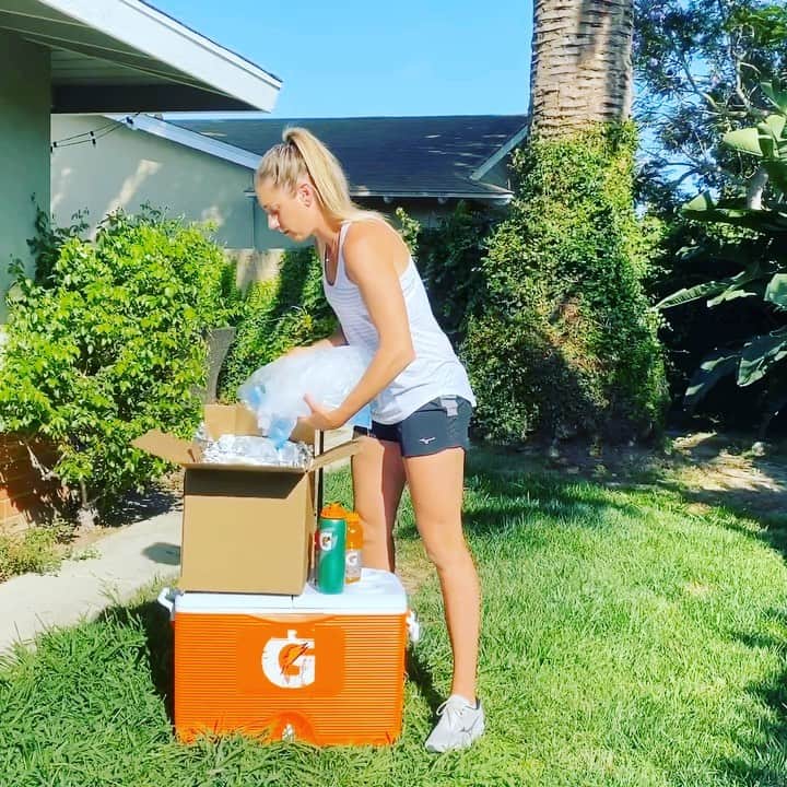 エイプリル・ロスのインスタグラム：「It’s summer☀️so you’re probably training outside like me🔥 What’s that? No cooler? No problem! 😉 There’s an easy way to make your own at home, and the steps are simple!😅🤗 #GatoradePartner #BeatTheHeat #MakeTheDaysCount」