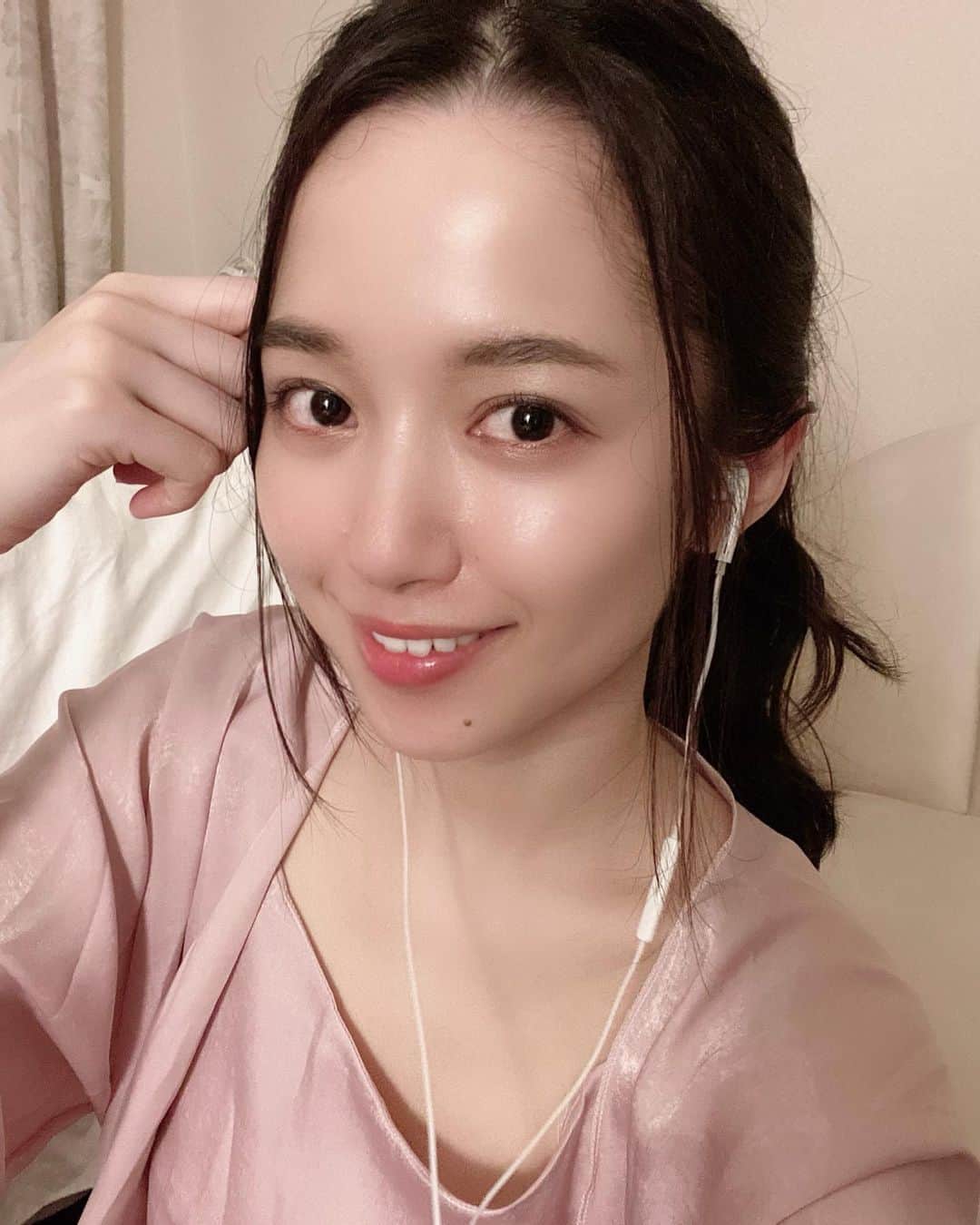 高山璃奈のインスタグラム：「夜は早めに電気を切って﻿ 間接照明で過ごすようになりました💡﻿ ﻿ なんか、オシャレ☺️✨✨笑﻿ ﻿ #部屋着﻿ #ルームウェア #ルームウェア女子 #ポニーテール #リラックスタイム #自撮り3連発」