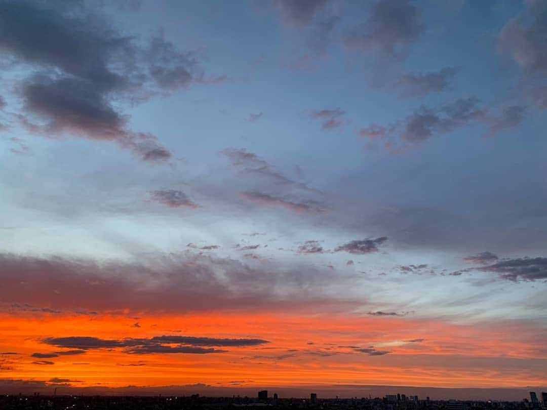 土屋太鳳さんのインスタグラム写真 - (土屋太鳳Instagram)「雨の報道が続いていて、すごく心配です。 雨が続く地域のかたは、 どうか安全に気を付けてください…！ . 私はあわただしい時間が続いていて なかなか気持ちが伝え切れないのですが 心はいつも送ってるので 届いていたら嬉しいです。 . 写真は、今日の東京の空。 明日また、 心が繋がりますように。」7月8日 22時17分 - taotsuchiya_official