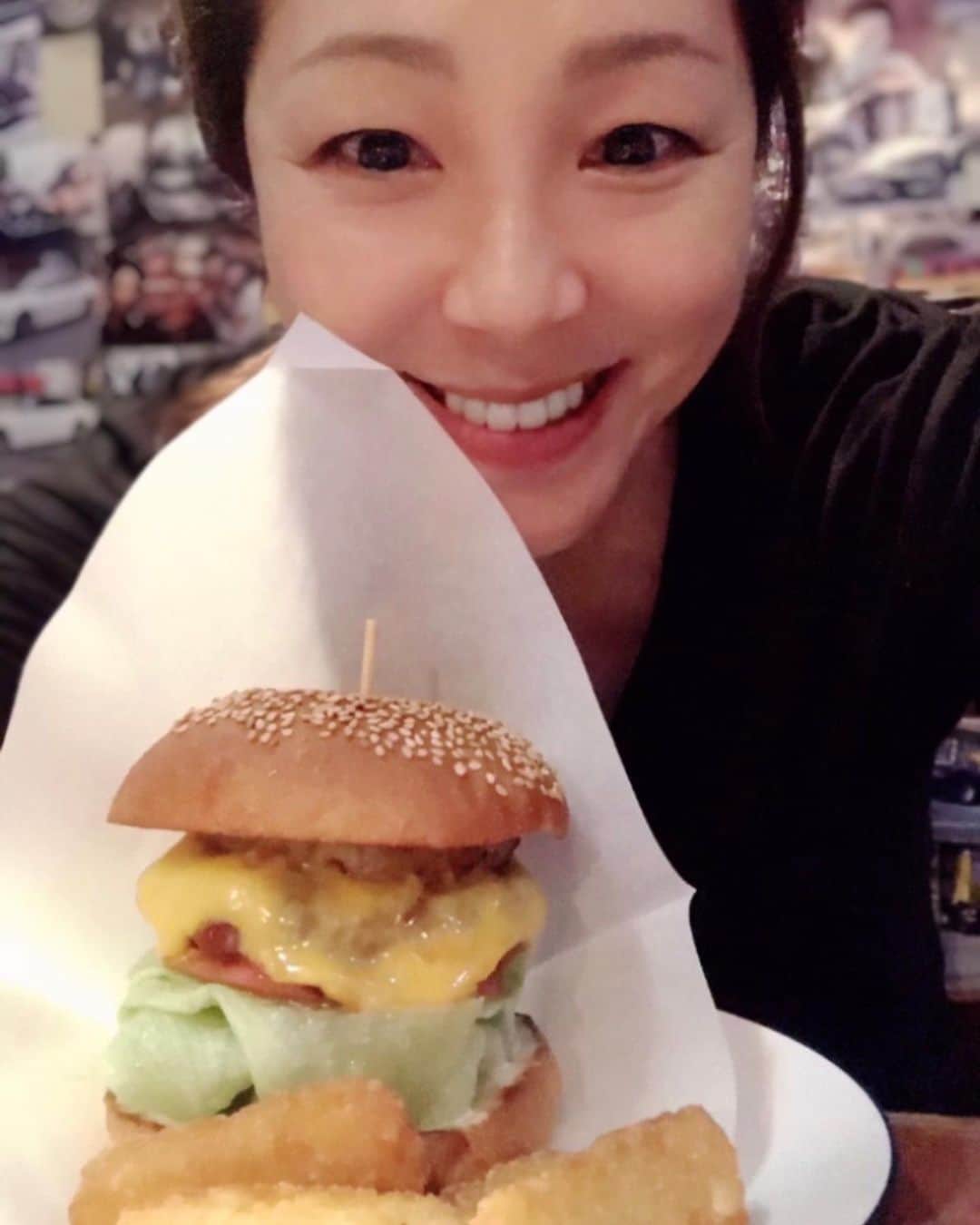 井上貴子のインスタグラム：「以前都内で打ち合わせのとき  貴子さんは出身地はどこ？  と聞かれて  「取手市です」と答えると  取手市戸頭に美味しいハンバーガー屋さんがあるよね？  と言われて…  無いです！無い！無い！ と自信満々で答えたことがある。  それを幼なじみに話すと…  「あるよー！たかちゃん。おいしーよー。今日そこいこーよー」と。  しらなかった…  BIG SMILEさん^ ^  ハンバーグというより  「肉！！」  バンズがフワフワしてない。  しっかりかみごたえあって 噛むと音が出る！ ザクザク！ガリガリ！  BBQソースもおいしい。  かなりヤバめ^ ^  しかし  地元知らなすぎーーー  Happyで^ ^  コロナ禍に携わる 全てのお仕事の皆様。  心から 感謝しています。  九州の 豪雨災害に遭われた皆様 心より お見舞い申し上げます。  #井上貴子  #LLPWX #女子プロレス #紅緒と柊音 #トイプードル #BIGSMILE #ハンバーガー #茨城県取手市戸頭 #Twitterも見てね #感謝 #STOPCOVID19」