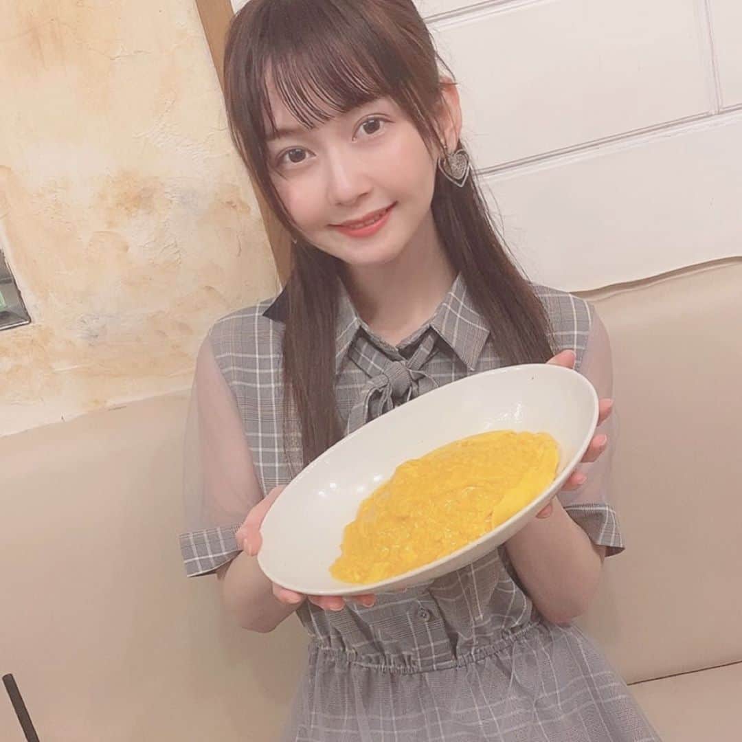 金久保マユ（ぼんぼん）のインスタグラム：「またまた昨日の写真！！ オムライスを食べてきました〜❤︎ 最初に行ったオムライス屋さんは、人気すぎて運悪く食べられず😢気を取り直して別のお店へ！ . . でも目の前でオムライス切ってくれて、ふわとろすぎて〜！！幸せ！ . . オムライスが本当に大好きです………毎日食べてるかもしれない。これからも美味しいオムライス屋さんを開拓していきたいと思います。 . 🤤 . . . . . . . . . .  . #表参道#カフェ#ビフシチュー#チーズ#美味しかった#原宿#楽しかった#夏服#夏服コーデ#美意識向上#かわいくなりたい#自撮り界隈#いいね#オムライス#ふわとろ#話題#人気#自由が丘#ロング#ぴんく#フェリーチェ#ポートレート#カメラ好きな人と繋がりたい#happy#yummy#sweets#omotesando#cafe#animegirl#love」