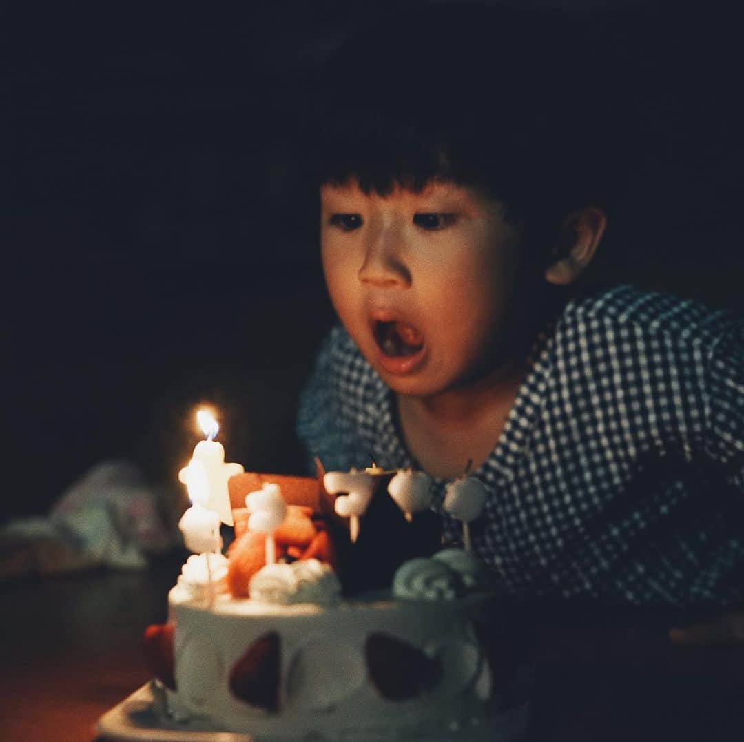 Takafumi Gotoのインスタグラム：「4th birthday🎂 数日前にストーリーにあげた写真を見た何人かの方から「すっかり少年だね」とコメントをもらった。背も大きくなって、シュッとして、本当にあっという間に少年になってた。かなりマイペースな感じだけど、優しい子に育ってると思う。誕生日おめでとう。」