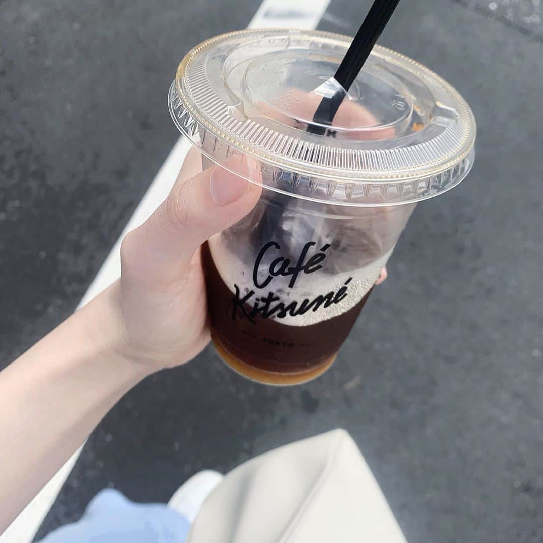 のインスタグラム：「🦊🖤  #카페스타그램」