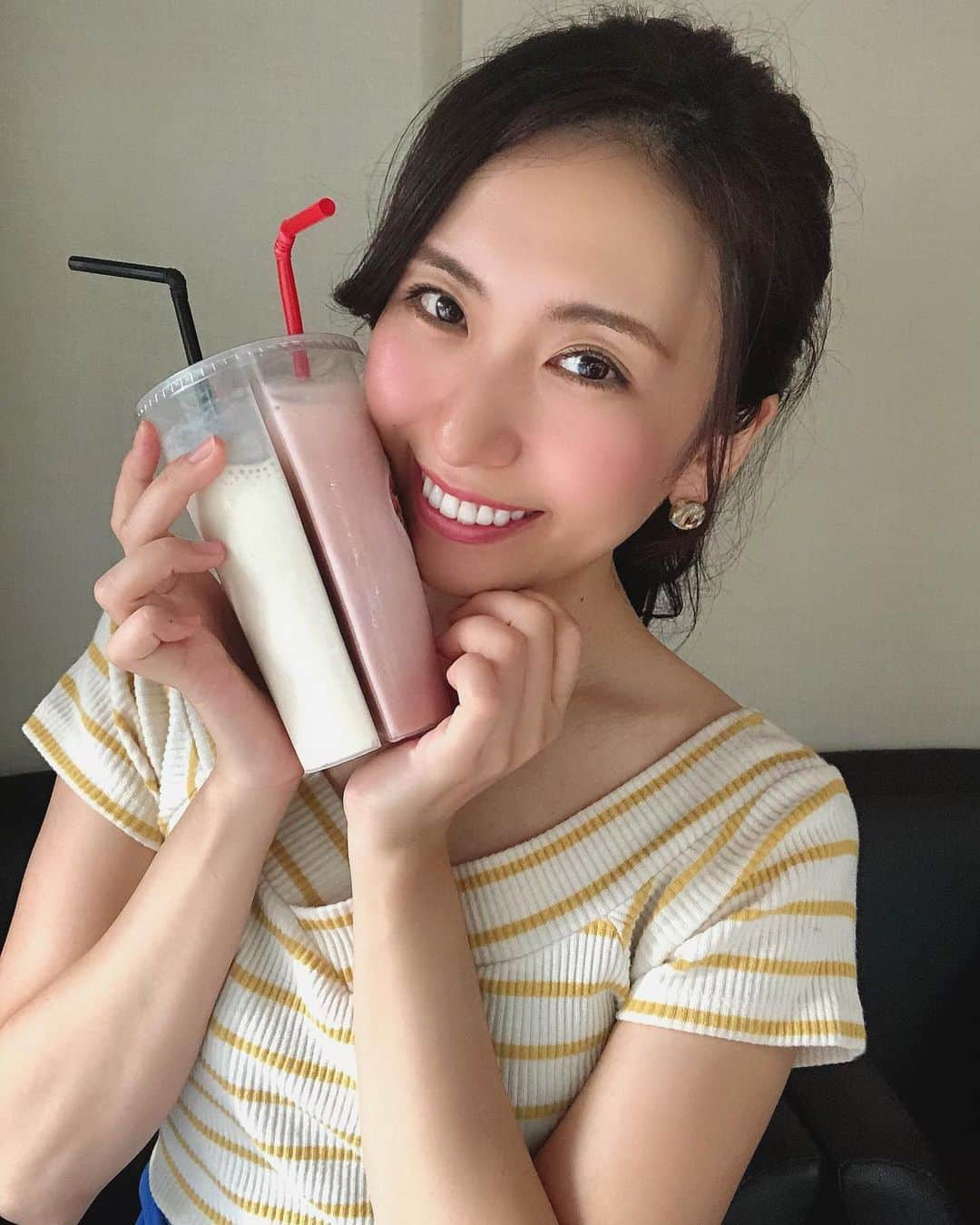 mimiさんのインスタグラム写真 - (mimiInstagram)「7月1日にオープンしたばかりの まがりDEバナナ新宿店 @rin.banana.juice に行ってきたよ🍌 私バナナジュース大好きで よくお家で作るのだけど バナナジュース専門店は行った事なくて ずーっと気になってたの🥰 頼んだのは一日30杯限定の ♡恋バナナ♡ めちゃくちゃ可愛くないですか？！😍 砂糖不使用の甘〜いバナナジュースとバナナジュースにイチゴシロップをトッピングした2種類が楽しめるの🥺❣️ 美味しいし可愛いし最高🤤❤️ 恋バナナの他にもノーマルバナナジュースや トッピングも色々できて 私が気になったのはプロテイン✨ バナナジュースとプロテインのコンビ最強じゃないですか？☺️ トレーニング後に飲みたい💕 まがりDEバナナのアプリに登録すると誕生日月は一杯無料なの😍 まさに今月誕生日月だからまたすぐ行かなくては🤤💕 渋谷や幡ヶ谷にもあるよ🍌 ・ #まがりDEバナナ #バナナジュース #恋バナナ #映えドリンク #バナナジュース専門店 #健康志向 #フレッシュジュース #プロテイン #バナナ好き #🍌 Support By woomy #だいたいカフェにいる #新宿カフェ #インスタ探検隊 #かふぇぐらむ　#東京グルメ #東京カフェ #カップルドリンク ウーミーPR」7月8日 22時26分 - chan.mi3