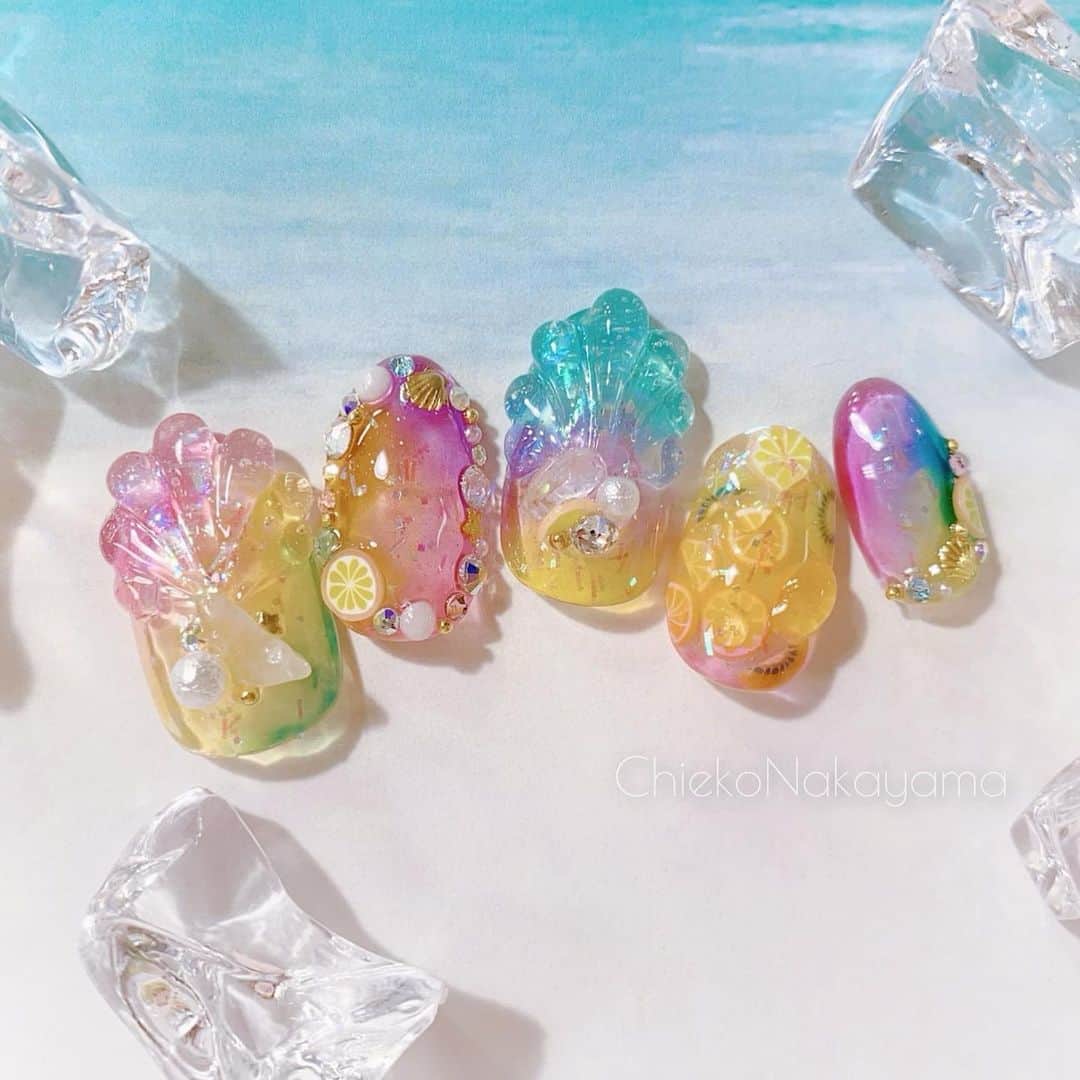 なかやまちえこのインスタグラム：「夏の貝殻ネイル🐚⠀ PREGEL MUSE クリアカラーシリーズ⠀ PREXY グリッター、フルーツパーツ⠀ #nail #nails #nailart #ネイル #美甲 #ネイルアート  #japanesenailart #manucure #japanesenails #manicurist #gelnails #أظافر #네일아트 #미용 #vẽmóng #ngườiđẹp  #เพ้นท์เล็บ #искусствоногтя #artedeuñas #เพ้นท์เล็บเจล #ジェルネイルデザイン #ネイルデザイン #senikuku #nagelkunst #サマーネイル #summernails #夏ネイル #貝ネイル #シェルネイル #shellnails @pregelofficial @prexyofficial」