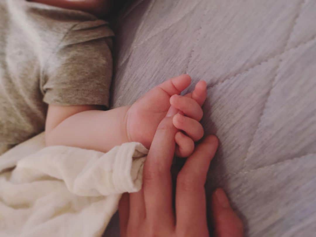 大橋夏菜さんのインスタグラム写真 - (大橋夏菜Instagram)「最近、 みるみる人間らしくなっていくぼくちゃん。 . わたしの指を握って眠りについたので、 かわいいぃ〜😍と静かに悶えていたのも束の間、 ピーンっと跳ね除けられ、 ブッとオナラをされました。 . . さ、ピアノの練習に戻ろうっと… . . . #赤ちゃんのいる生活  #キュンキュンポイント #babyboy #7ヶ月ベビー  #makemehappy」7月8日 22時27分 - kana817_ohashi