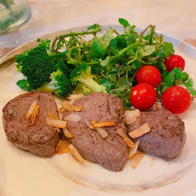 長谷川朋美さんのインスタグラム写真 - (長谷川朋美Instagram)「最近の#お家ごはん 🏠 朝と昼はお米や、たまーに小麦もとるけど、夜はタンパク質中心でお野菜をたくさんの種類とるように🥬 ・ #珈琲 も#アルコール も0ではないけど、 これまでの半分以下に減った。 でもストレス一切なし✨ ・ お酒については、ほとんど飲まないまでに。 ・ 実験的にしていたのですが、この1か月くらいで 身も心もさらに軽〜くなりました🥰 ・ 私の食のこだわり👇 ・ ・野菜やハーブは自分の畑で無農薬で育てたもの ・ ・卵は平飼い🥚 ・ ・お肉はストレスなく選択できる範囲で#グラスフェット 、もしくはスーパーでなく精肉店のお肉 ・ ・電子レンジは使わない ・ ・油を使うときはココナッツオイルやバターなど #飽和脂肪酸 、もしくは#オリーブオイル ・ ・#化学調味料 はもちろん一切使いません ・ ・デザートは基本#フルーツ と#蜂蜜 をたらふく ・ #食 #ヘルシーごはん #無農薬野菜 #自給自足」7月8日 22時37分 - hasegawa.elena.tomomi
