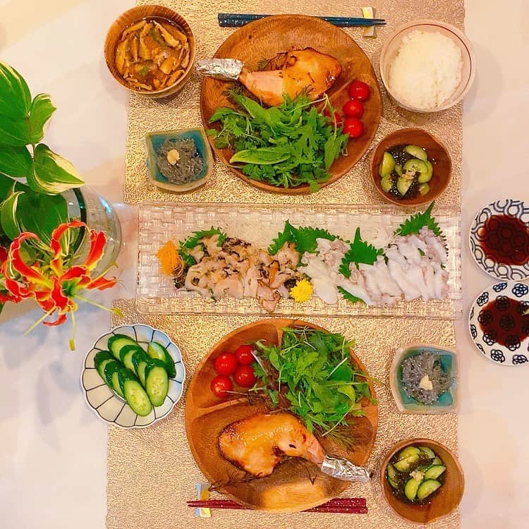 長谷川朋美さんのインスタグラム写真 - (長谷川朋美Instagram)「最近の#お家ごはん 🏠 朝と昼はお米や、たまーに小麦もとるけど、夜はタンパク質中心でお野菜をたくさんの種類とるように🥬 ・ #珈琲 も#アルコール も0ではないけど、 これまでの半分以下に減った。 でもストレス一切なし✨ ・ お酒については、ほとんど飲まないまでに。 ・ 実験的にしていたのですが、この1か月くらいで 身も心もさらに軽〜くなりました🥰 ・ 私の食のこだわり👇 ・ ・野菜やハーブは自分の畑で無農薬で育てたもの ・ ・卵は平飼い🥚 ・ ・お肉はストレスなく選択できる範囲で#グラスフェット 、もしくはスーパーでなく精肉店のお肉 ・ ・電子レンジは使わない ・ ・油を使うときはココナッツオイルやバターなど #飽和脂肪酸 、もしくは#オリーブオイル ・ ・#化学調味料 はもちろん一切使いません ・ ・デザートは基本#フルーツ と#蜂蜜 をたらふく ・ #食 #ヘルシーごはん #無農薬野菜 #自給自足」7月8日 22時37分 - hasegawa.elena.tomomi