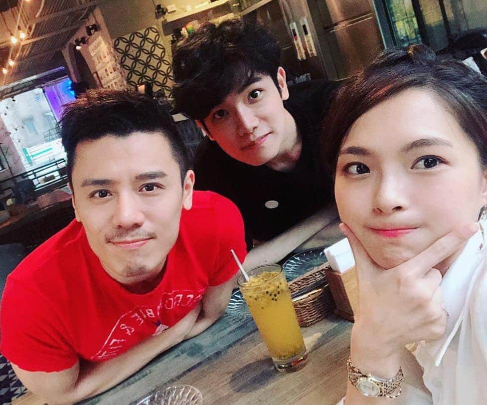 ハン・チャン（張行）のインスタグラム：「來聽故事的😆 . @tystarpiggggg  @iamoscarchiu  . @toasteriacafe」