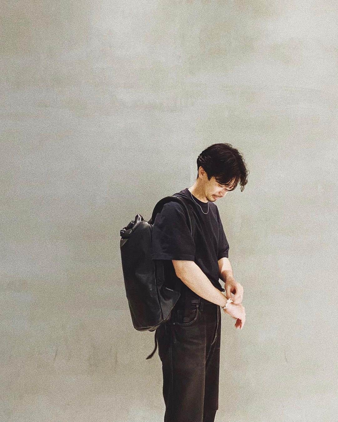 のインスタグラム：「. 13インチが入る レザーのbackpack。  削ぎ落とされたデザインが 気に入った。  backpack : @amario_2012 Tshirt : @cosstores  denim : @shopredone  accessory : @tiffanyandco @hermes」