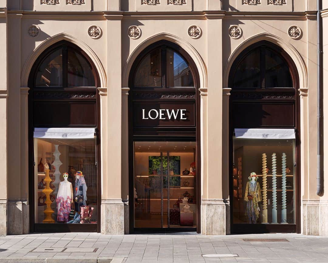 のインスタグラム：「LOEWE opens on Munich’s Maximilianstraße.  An intimate environment on a large scale, products are interspersed with pieces of art, modern craft and design curated by @Jonathan.Anderson.  #LOEWE #LOEWEMunich」