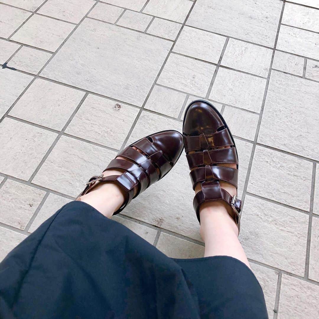 福岡聖菜さんのインスタグラム写真 - (福岡聖菜Instagram)「7月。  ちょっと早めの誕生日プレゼント と思って靴を。 新しい靴の日こそ歩きたくなって 靴ずれをするのはお決まりだなぁと思った日です☺️ * * 靴に合わせてメンズライクっぽいコーデに。 お父さんの上着を拝借致しました。 * * * 読書『#彼女たちの場合は』  少女2人のアメリカ旅。 従姉妹同士で同じ日本人なのに アメリカ育ちのれいなは 持ち前のフレンドリーさで道を開いていくけど、 日本育ちのいつかは用心深く、計画性を大切にする。 "彼女たちの場合"だからこそ生まれた旅であって 育った環境、触れた環境によって 人は変わっていくのかもしれないな。  大人と子供の間、 私も色んなことに触れてこられたかな。  旅で立ち寄る場所は 自分にとっては一瞬だけど そこにもずっと流れている時があって、帰った後もずっと続いている。 2人の旅は終わってしまったけど、 登場人物達が元気でいてくれるといいなぁと読み終わって、 私も2人と旅をした気持ちで思った。  ラジオで紹介した本でした📘 * * * #誕生日プレゼント #グルカシューズ　#furfur  #uniqloコーデ #メンズライク #読書　#読書記録　#江國香織」7月8日 22時33分 - seina___ff