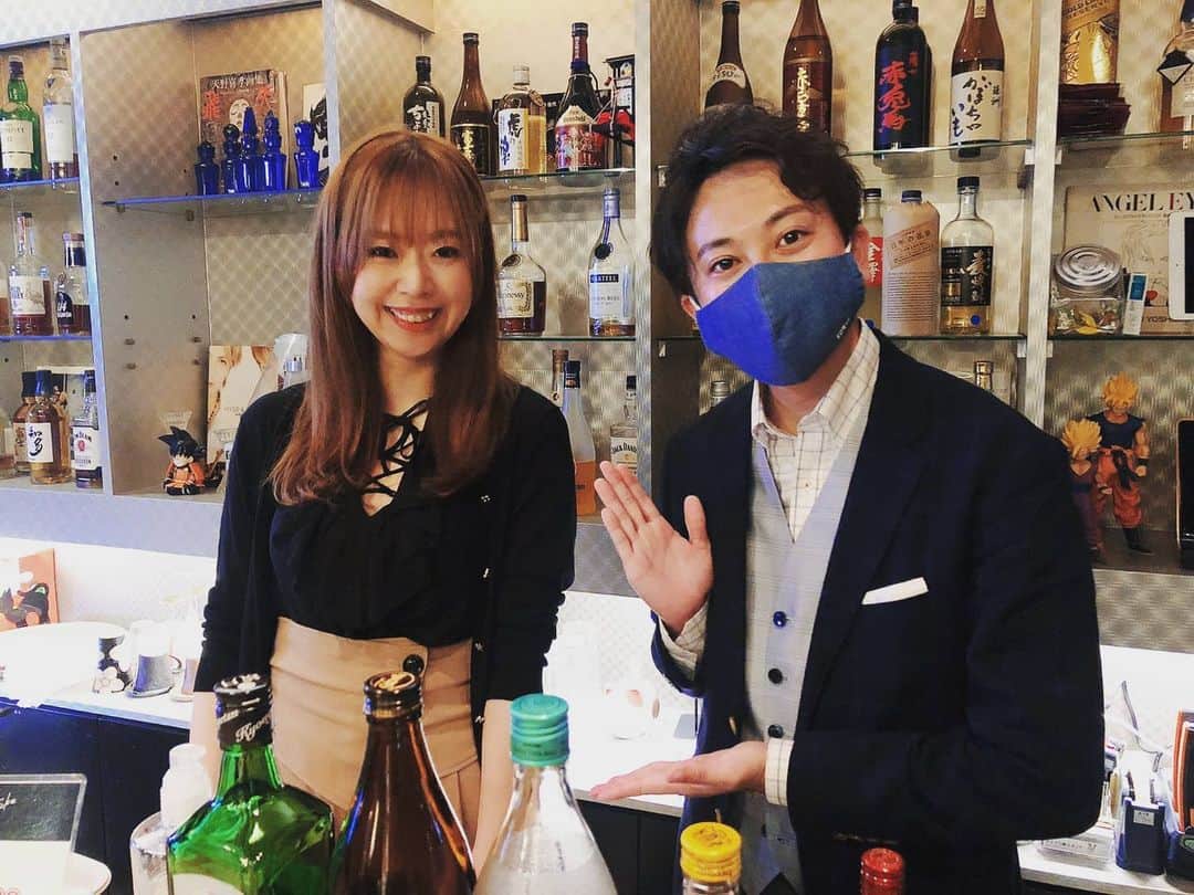 飯田嘉太のインスタグラム：「色々なオンラインが話題になっていますが 今日の特集はオンラインスナックでした🎶 ･ ･ オンラインスナック横丁というサイトが立ち上がり そこにいち早く登録したのが カラオケbar Rokusukeの千佳ママです☺ ･ ･ オンラインスナックの半数がなんと女性だそう😲 料金設定も確認できる＆支払い前払いなので 安心感もあるようです👏 ･ ･ スナックの雰囲気が知りたいという方には うってつけですね😆  #石川テレビ #石川さん #livenewsit #ニュース #特集 #オンライン #スナック #オンラインスナック #片町 #カラオケバー #千佳ママ #アナウンサー #飯田嘉太 #可愛いアマビエもいます」