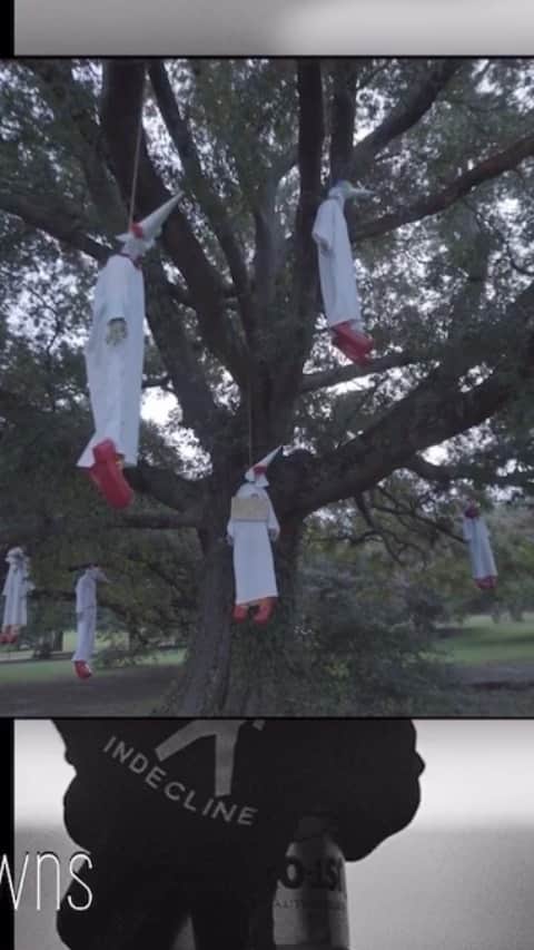のインスタグラム：「HANGING KLANSMEN ART INSTALLATION STUNS RICHMOND COMMUNITY, MAKES POWERFUL POINT  (By Erin White September 8, 2017)   A Richmond, VA.-based activist group called Indecline has recently installed a street art resistance installation of several hung clown figures dressed like the KKK from a tree in Richmond’s Bryan Park. The same group behind the naked Donald Trump statues that popped up in cities across the country, and street art pieces calling attention to the Flint water crisis and #BlackLivesMatter, this isn’t Indecline’s first time displaying hard-hitting projects publicly. But it might be my favorite.  Watch how the activists of Indecline put the “Ku Klux Klowns” together, #repost @afropunk @indeclineofficial @blm #artisactivism」