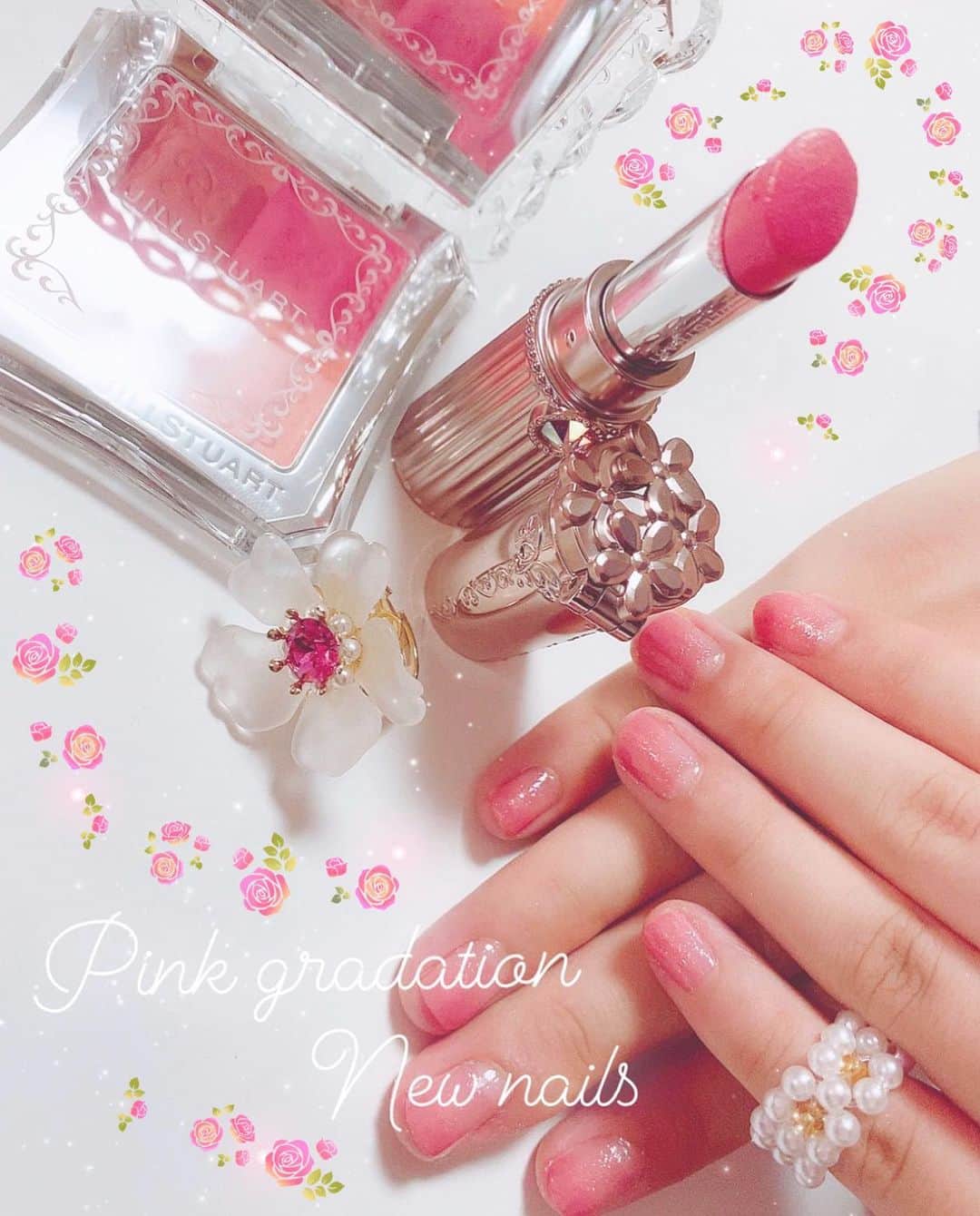 れいのインスタグラム：「﻿ ﻿ お仕事してて爪が光ってると﻿ なんか気分があがるのはわたしだけかな？﻿ ﻿ ピンクのグラデーションネイルしてみた💅💖﻿ ﻿ #ネイル #ピンクネイル #nails #happy #pinknails #flowerring #cosmetics #cute #instagood #instalike」