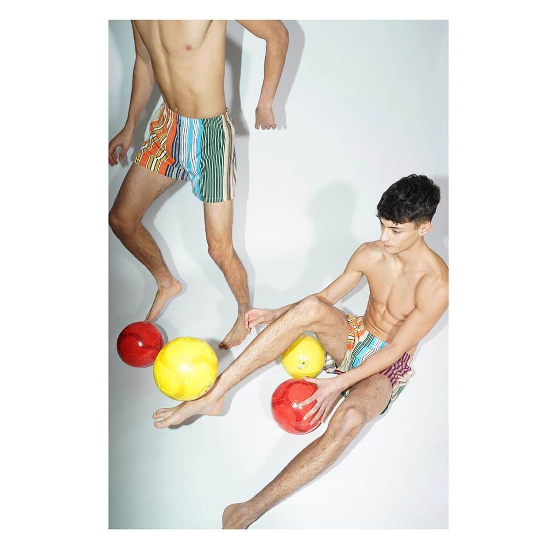 アンドレアポンピリオのインスタグラム：「PLAYING WITH THE NEW SUMMER BOXER SHORTS 😍 . . EXCLUSIVELY AVAILABLE AT WWW.ANDREAPOMPILIO.IT (link in bio) #AndreaPompilio #LoveMeForeverOrNever #Menswear #SummerBoxer #MadeInItaly #milano」