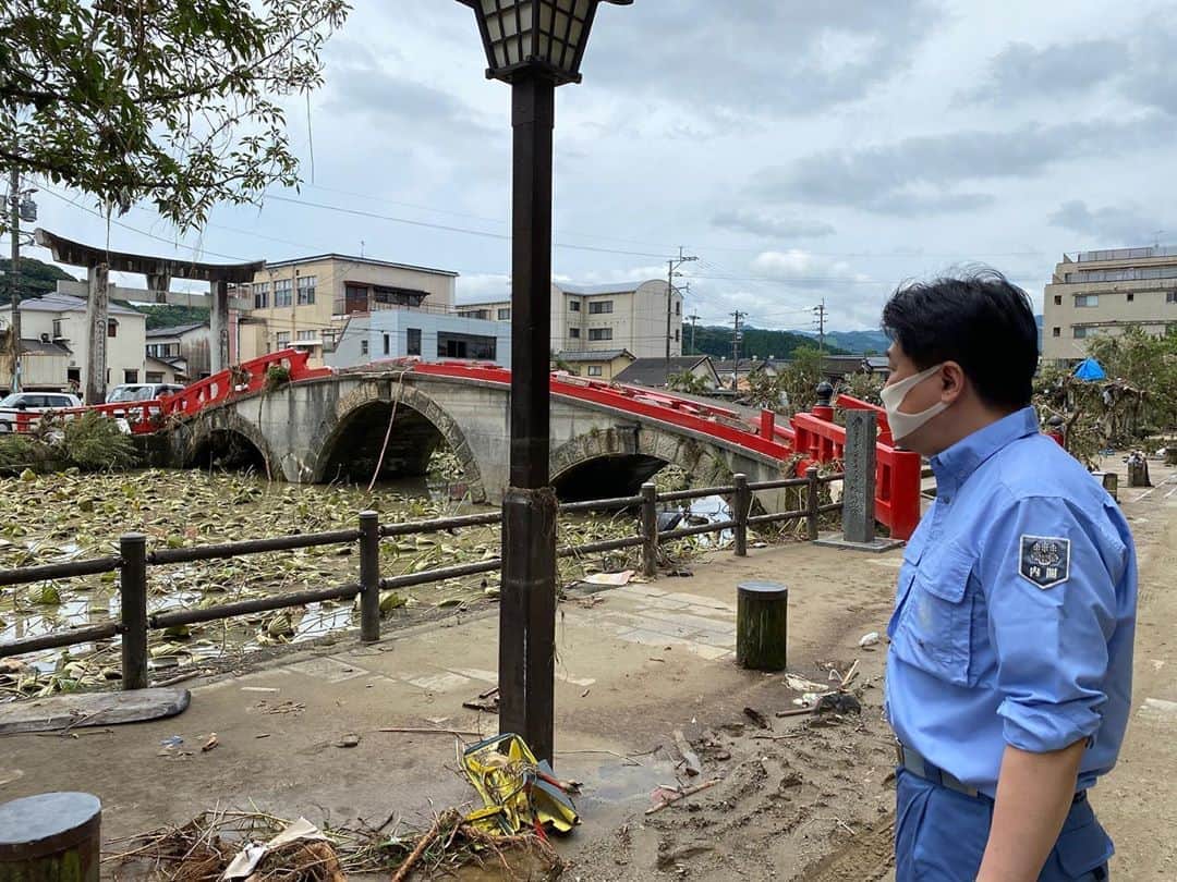 木原稔のインスタグラム：「国宝・青井阿蘇神社が浸水するも、早くも学生ボランティアが清掃活動！」