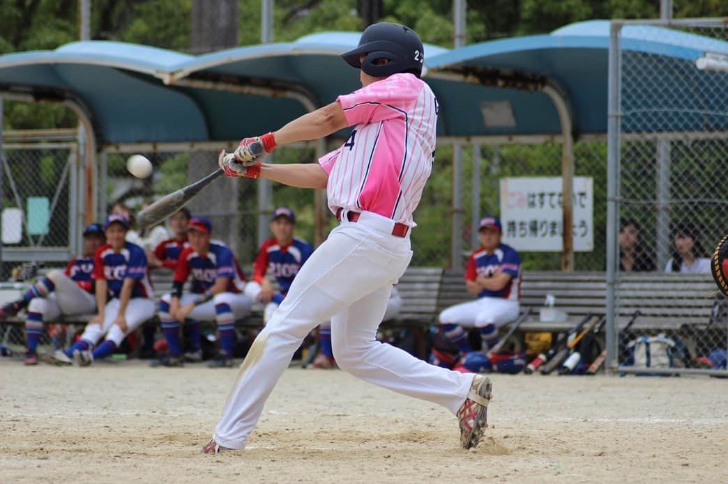 上杉あずささんのインスタグラム写真 - (上杉あずさInstagram)「. #プライドジャパン甲子園 #福岡予選 #福岡ハードバンクポークス 初めての公式戦 結果…RIOT９－６PORKS (7回終了５－５、規程によりタイブレークで敗戦) . ご報告が遅くなりましたが、負けてしまいました。RIOTさん、強かったです。試合後はなかなか気持ちの整理がつきませんでした。チーム発足から初めての公式戦。ずっと目標としてきたプライドジャパン甲子園大会。強豪ひしめく福岡で、全試合強敵になることは覚悟していましたが、レベルが高かった。そんな中、素晴らしい試合を展開してくれたチームメイトたちに感謝です。 とってはとられての息詰まる展開でハラハラドキドキ、応援しながらブルペン待機。 . 試合は先制された直後に4番ゾノさん(@youhei75 )の一発！これでチームが盛り上がりました！自粛中、毎日走って身体絞ってきた成果もあってか、大事な試合でここぞで決めてくれる主砲、本当に頼もしく嬉しかったです。 そして、3点ビハインドで迎えた7回裏、諦めたくない、そんな中でまた嬉しい2人のホームラン！藤蔭の後輩で、このチーム発足のキーパーソンだった徳永(@yuheitokunaga6 )が小さな体で大きな一発！こっちも本当に嬉しかった！ そして、げんた(@geeeeentta_28 )は人生初の右打席ホームラン✨げんたも野球大好き小僧で休みの日もいつも野球してる、そんなげんたのホームランは込み上げるものがありました。リリーフでも緊急登板でしっかり抑えてくれました。頼もしすぎるうちの若手です👍 . 私自身は登板機会は7回、打者1人だけでしたが、途中から行く感覚も掴めないまま、意識していないはずなのに、公式戦の独特の雰囲気みたいなものに飲まれたのでしょうか。自分の持ってる力も(元々少ないのに)発揮出来ぬまま、1人の打者に二塁打を打たれ、降板となりました。 とても悔いが残りますが、そういう舞台で力を発揮できるほどの経験値と実力がまだまだ足りなかったということで、次に進むためにまた練習していきたいと思います。 . こんな緊張感や本気の野球、初めての経験ばかりでした。自分が発足させておきながら、みんなに頼りっぱなしで何も出来なくて、正直悔しいばかりです。この悔しい気持ちは、負けたことによるものだけじゃないのかもしれません。 全然違う畑のメンバーたちが集まってくれて、一生懸命になってくれて、楽しい場所にしてくれて、そしてたくさんの人に応援して頂き、改めて感謝しかありません。 チームとしての初めての大きな目標が初戦敗退という形で終わってしまい、心にぽっかり穴が空いてしまった感じです。ただ、ポークスはまだまだこれからのチーム！切り替えて、また頑張って生きます✨ 本当に、チームメイトの大きさをいろんな意味で感じた1日でした。女々しいかもしれないけど、思い返す度に、この文字を書きながら涙腺がゆるゆるになります。みんな、ありがとうございました！これからもよろしくお願いします。 . 最後に…私は仕事で先に抜けたため、集合写真に入れず😭あまりにも悲しすぎたので、勝手に卒業写真風に自分を入れ込んだことをお許しください( ；꒳​； )笑 #fukuoka #baseball #pridejapan #championship #hardbankporks #riot #草野球 #草野球チーム #福岡ハードバンクポークス #プライドジャパン甲子園 #福岡 #軟式野球」7月8日 22時43分 - azumacks