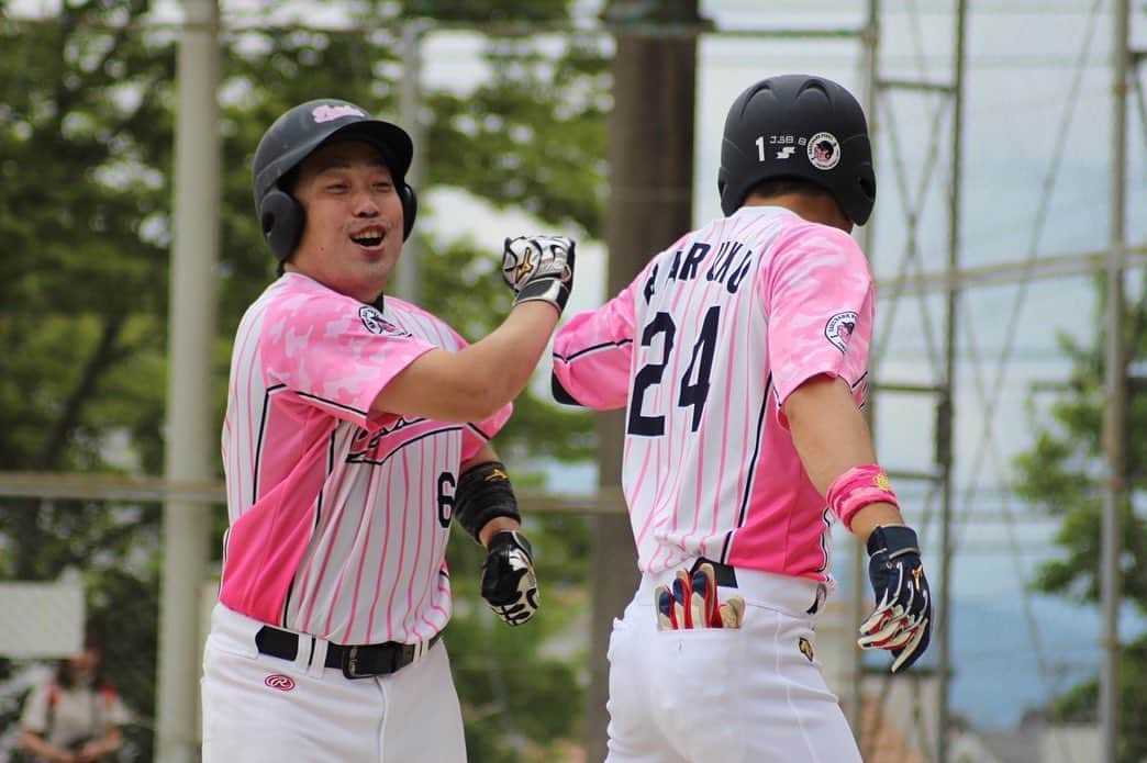 上杉あずささんのインスタグラム写真 - (上杉あずさInstagram)「. #プライドジャパン甲子園 #福岡予選 #福岡ハードバンクポークス 初めての公式戦 結果…RIOT９－６PORKS (7回終了５－５、規程によりタイブレークで敗戦) . ご報告が遅くなりましたが、負けてしまいました。RIOTさん、強かったです。試合後はなかなか気持ちの整理がつきませんでした。チーム発足から初めての公式戦。ずっと目標としてきたプライドジャパン甲子園大会。強豪ひしめく福岡で、全試合強敵になることは覚悟していましたが、レベルが高かった。そんな中、素晴らしい試合を展開してくれたチームメイトたちに感謝です。 とってはとられての息詰まる展開でハラハラドキドキ、応援しながらブルペン待機。 . 試合は先制された直後に4番ゾノさん(@youhei75 )の一発！これでチームが盛り上がりました！自粛中、毎日走って身体絞ってきた成果もあってか、大事な試合でここぞで決めてくれる主砲、本当に頼もしく嬉しかったです。 そして、3点ビハインドで迎えた7回裏、諦めたくない、そんな中でまた嬉しい2人のホームラン！藤蔭の後輩で、このチーム発足のキーパーソンだった徳永(@yuheitokunaga6 )が小さな体で大きな一発！こっちも本当に嬉しかった！ そして、げんた(@geeeeentta_28 )は人生初の右打席ホームラン✨げんたも野球大好き小僧で休みの日もいつも野球してる、そんなげんたのホームランは込み上げるものがありました。リリーフでも緊急登板でしっかり抑えてくれました。頼もしすぎるうちの若手です👍 . 私自身は登板機会は7回、打者1人だけでしたが、途中から行く感覚も掴めないまま、意識していないはずなのに、公式戦の独特の雰囲気みたいなものに飲まれたのでしょうか。自分の持ってる力も(元々少ないのに)発揮出来ぬまま、1人の打者に二塁打を打たれ、降板となりました。 とても悔いが残りますが、そういう舞台で力を発揮できるほどの経験値と実力がまだまだ足りなかったということで、次に進むためにまた練習していきたいと思います。 . こんな緊張感や本気の野球、初めての経験ばかりでした。自分が発足させておきながら、みんなに頼りっぱなしで何も出来なくて、正直悔しいばかりです。この悔しい気持ちは、負けたことによるものだけじゃないのかもしれません。 全然違う畑のメンバーたちが集まってくれて、一生懸命になってくれて、楽しい場所にしてくれて、そしてたくさんの人に応援して頂き、改めて感謝しかありません。 チームとしての初めての大きな目標が初戦敗退という形で終わってしまい、心にぽっかり穴が空いてしまった感じです。ただ、ポークスはまだまだこれからのチーム！切り替えて、また頑張って生きます✨ 本当に、チームメイトの大きさをいろんな意味で感じた1日でした。女々しいかもしれないけど、思い返す度に、この文字を書きながら涙腺がゆるゆるになります。みんな、ありがとうございました！これからもよろしくお願いします。 . 最後に…私は仕事で先に抜けたため、集合写真に入れず😭あまりにも悲しすぎたので、勝手に卒業写真風に自分を入れ込んだことをお許しください( ；꒳​； )笑 #fukuoka #baseball #pridejapan #championship #hardbankporks #riot #草野球 #草野球チーム #福岡ハードバンクポークス #プライドジャパン甲子園 #福岡 #軟式野球」7月8日 22時43分 - azumacks